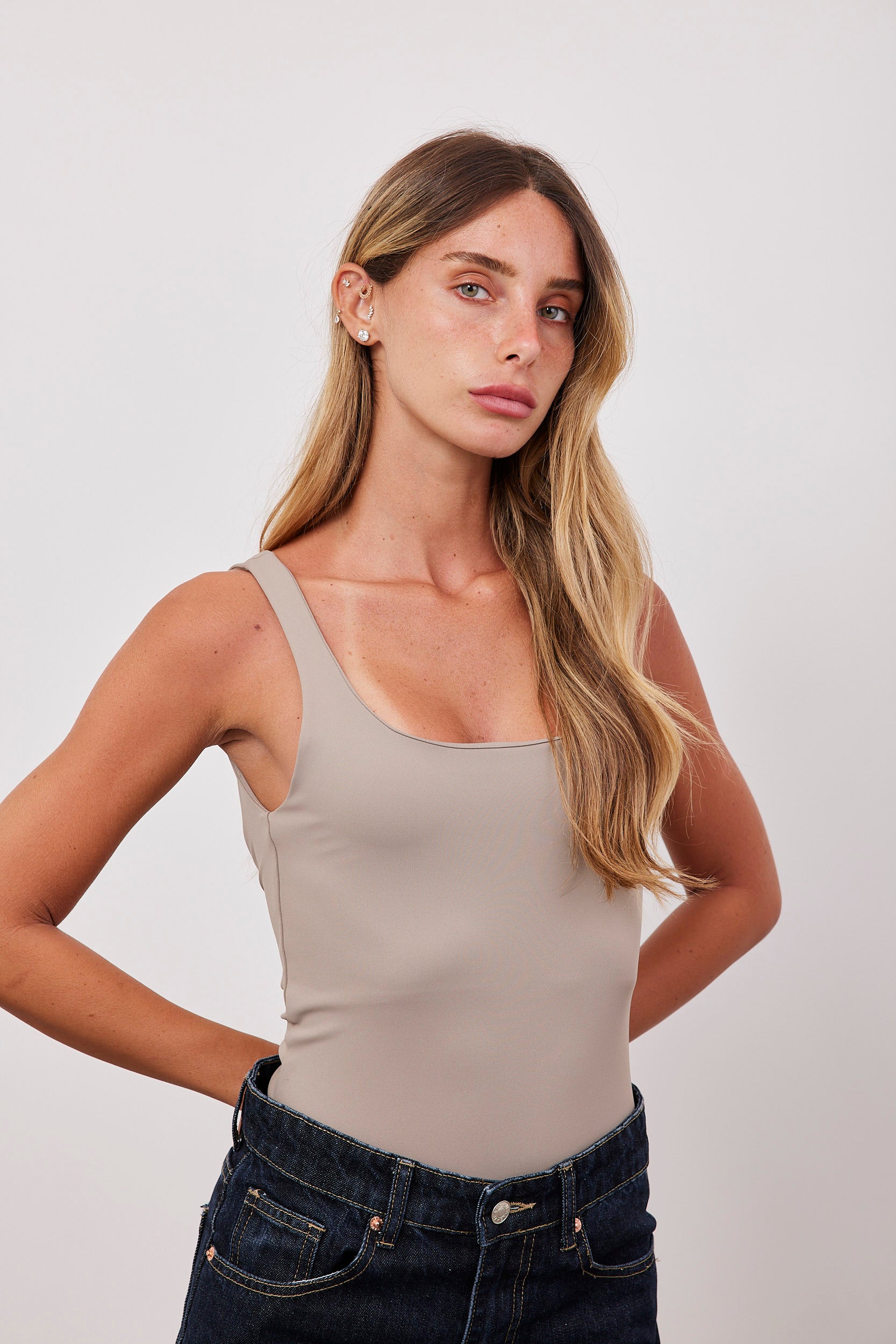 בגד גוף במפתח מרובע