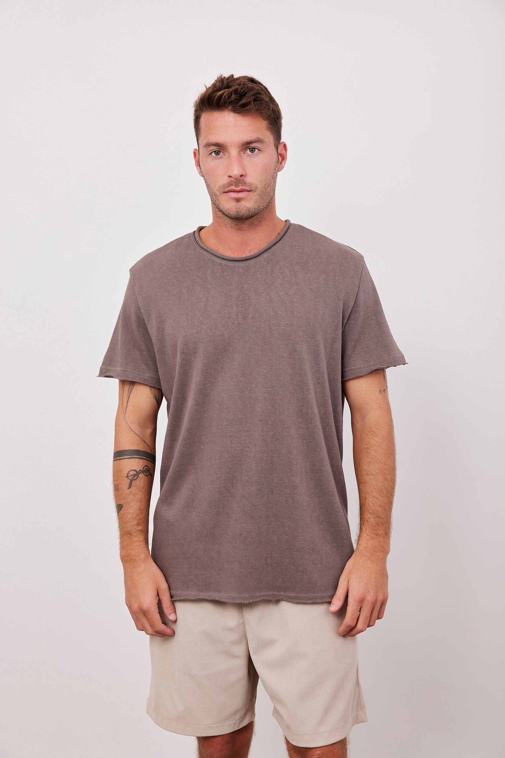 טישרט במראה פשתן בסיומת גזורה