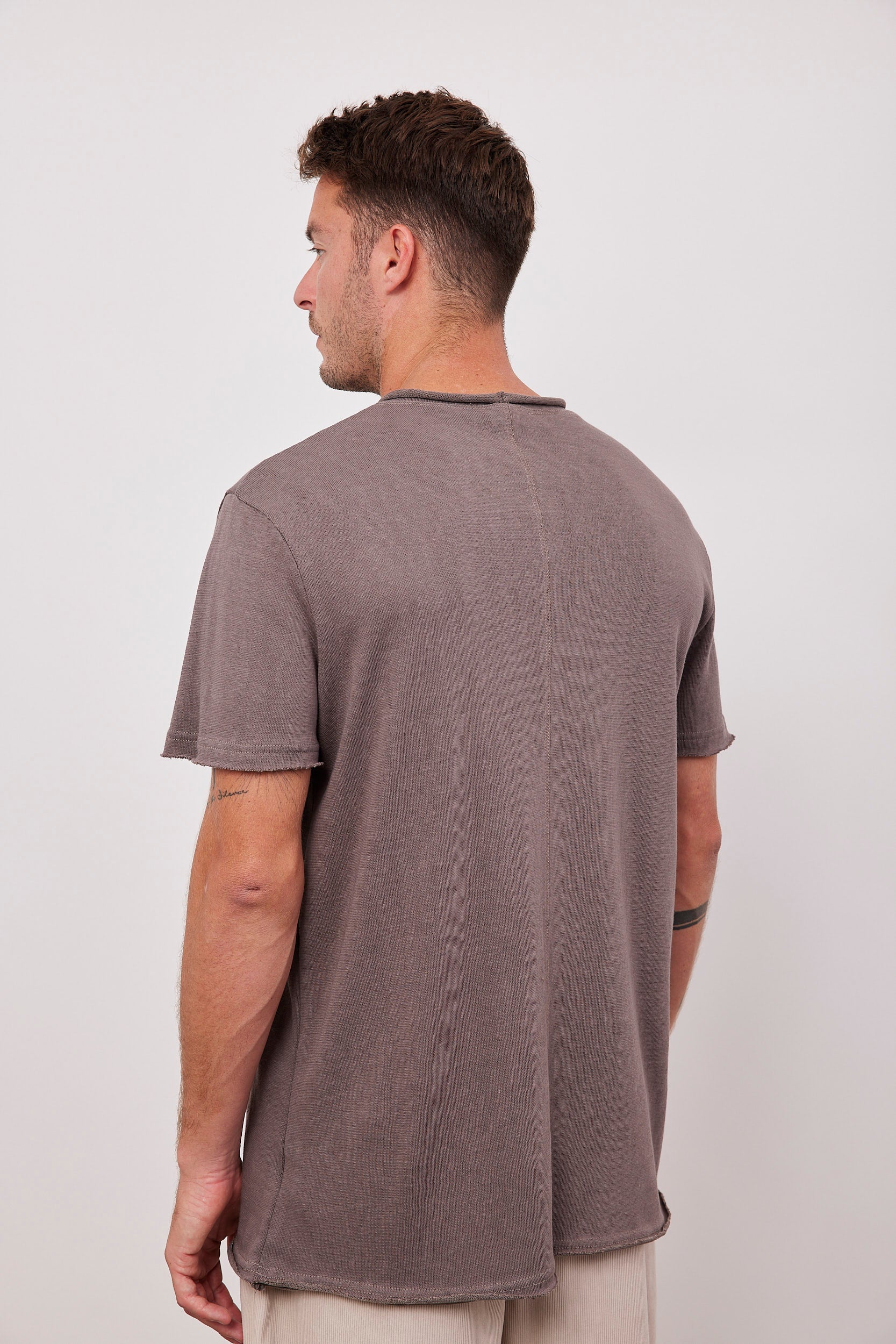 טישרט במראה פשתן בסיומת גזורה