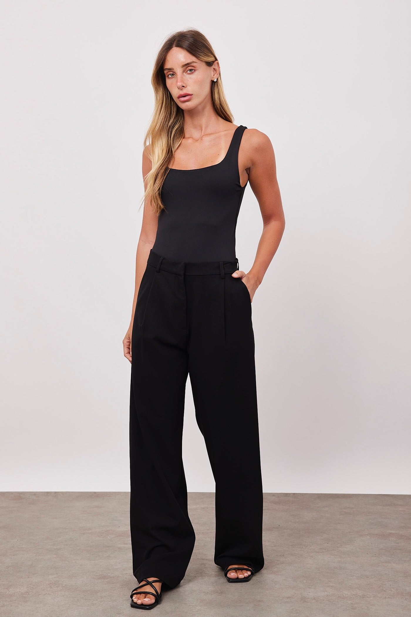 בגד גוף במפתח מרובע