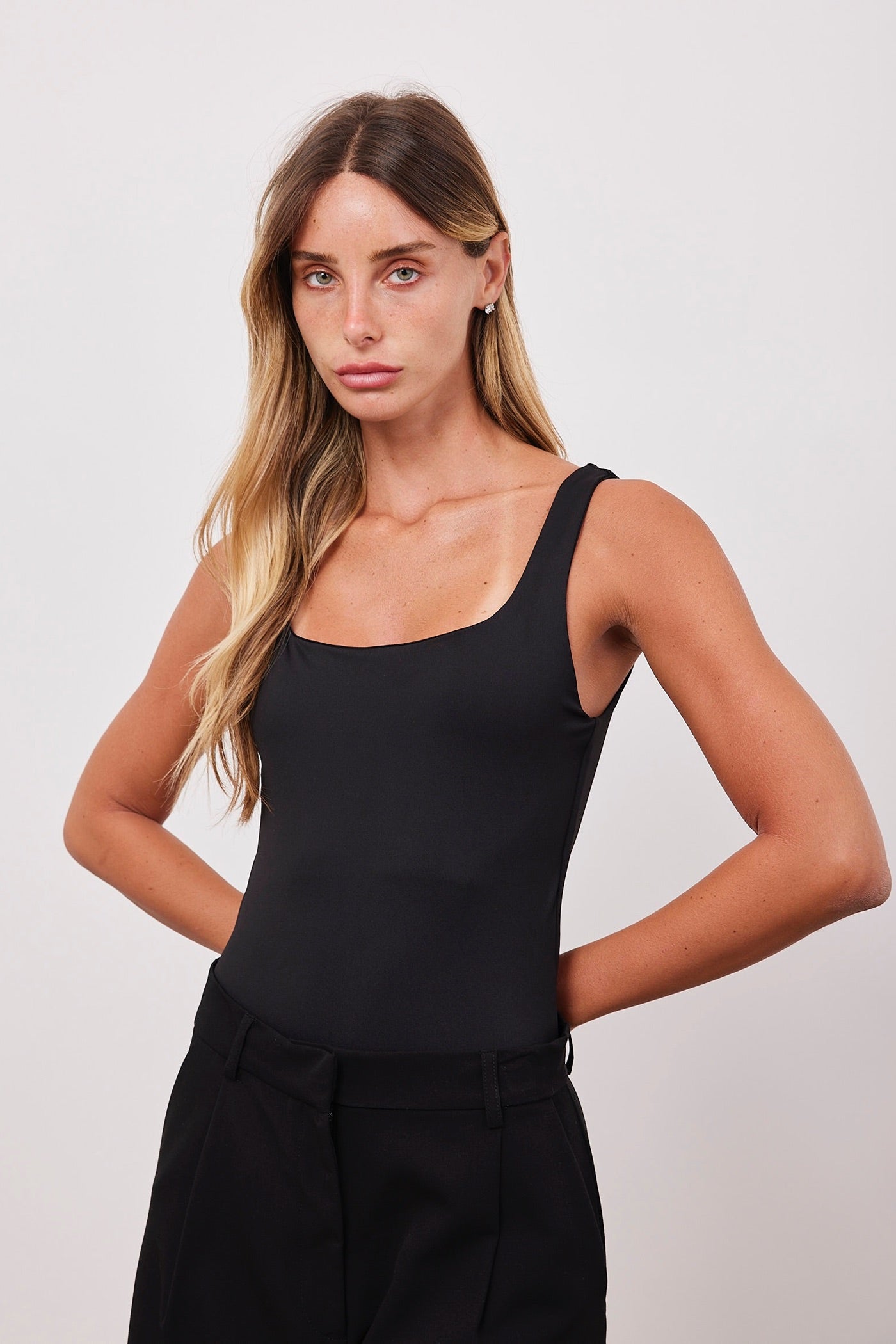 בגד גוף במפתח מרובע