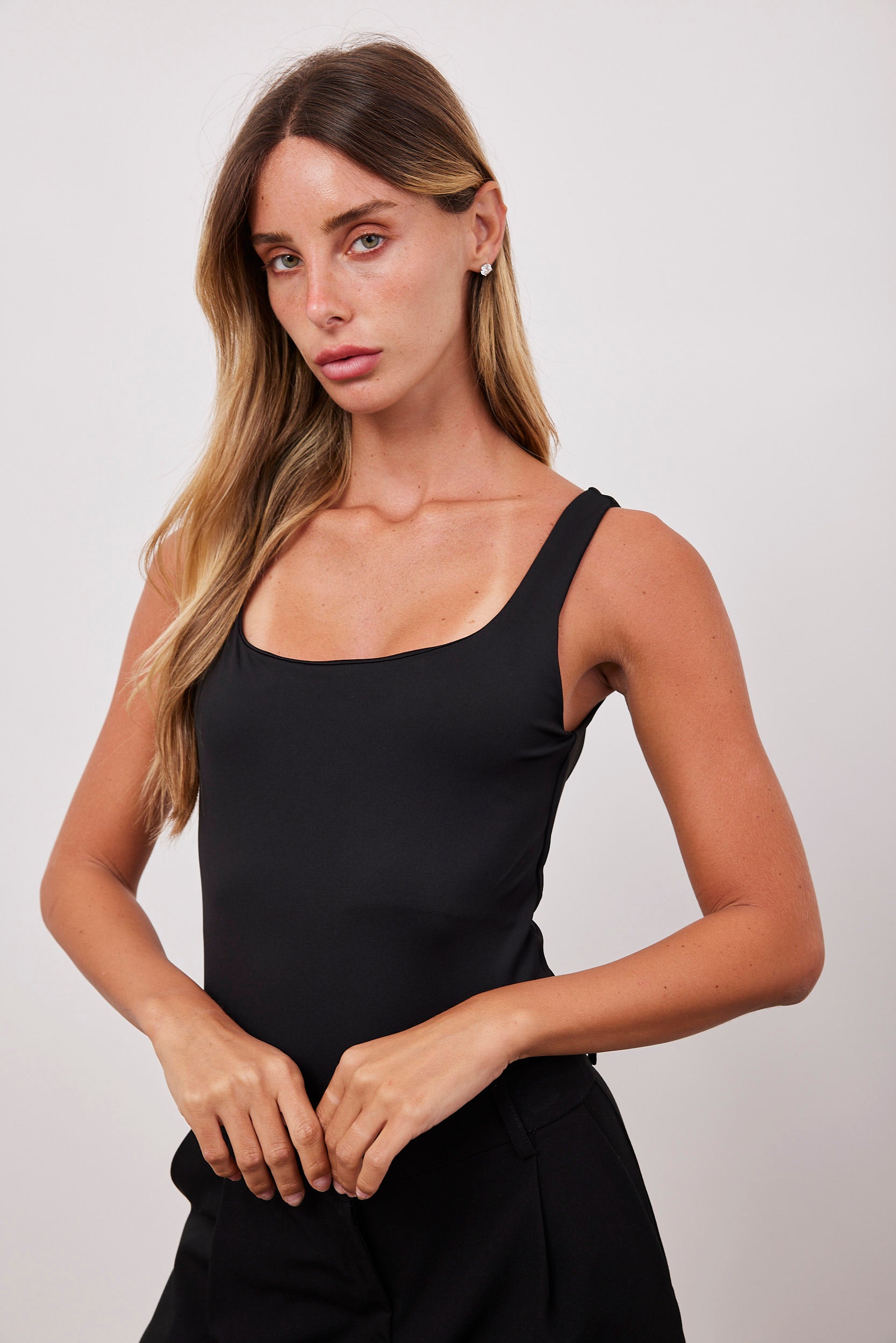 בגד גוף במפתח מרובע