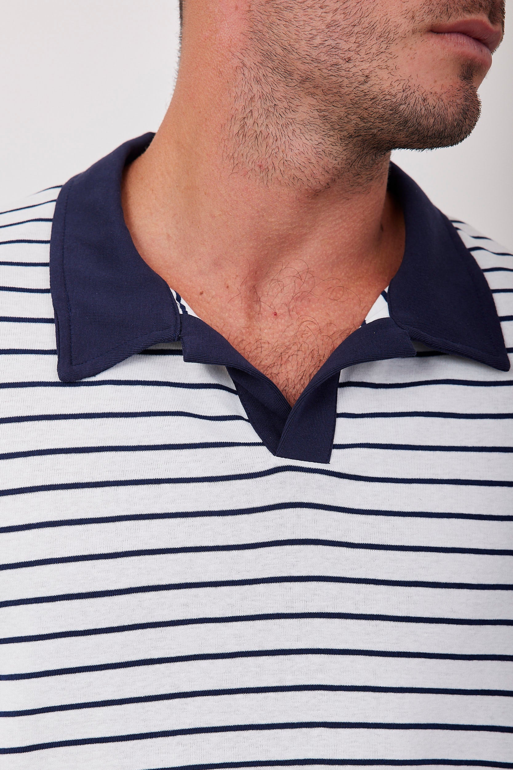 חולצת פסים עם צווארון מובלט