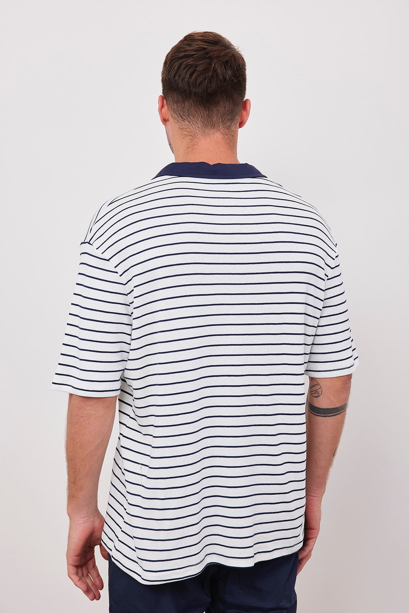 חולצת פסים עם צווארון מובלט