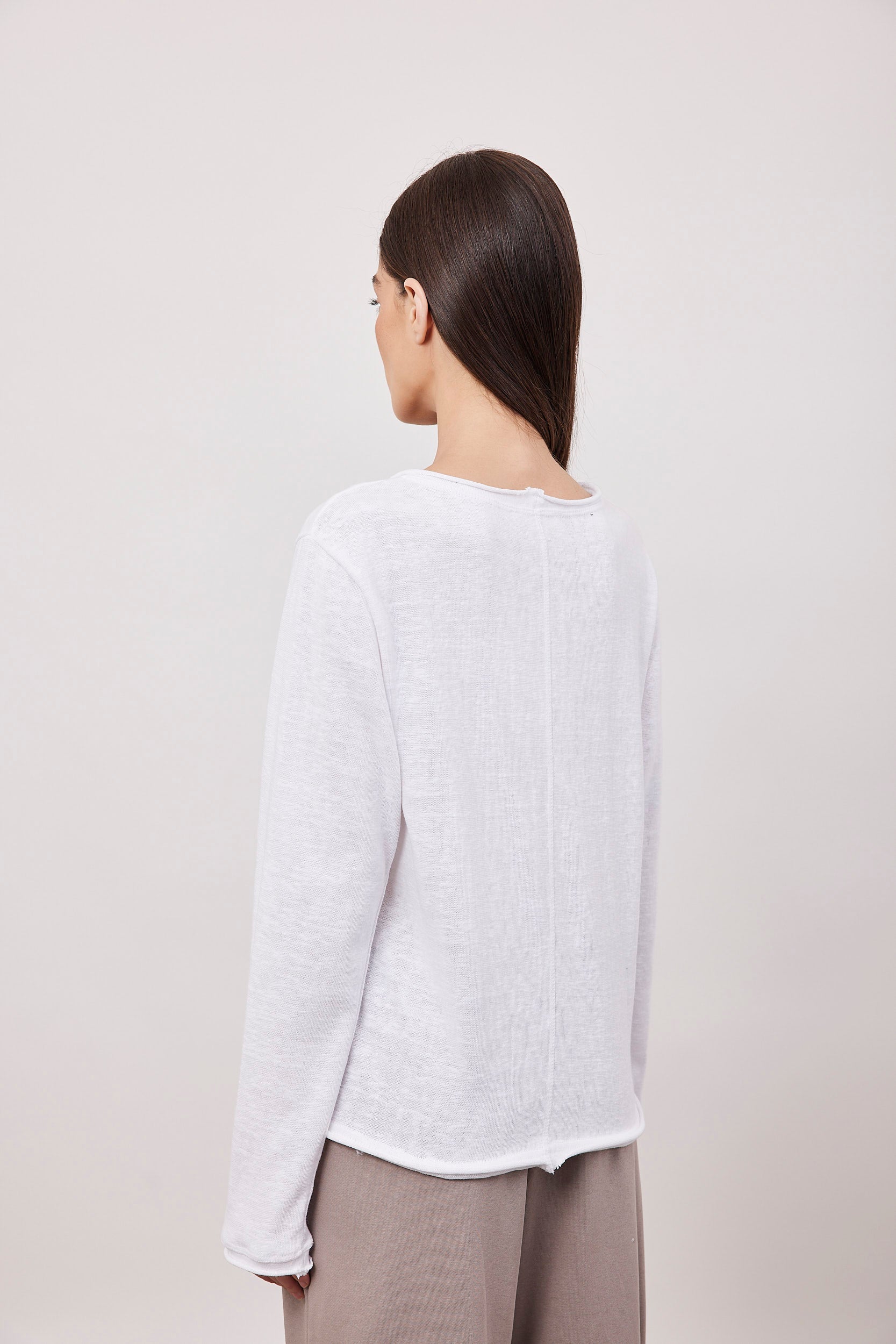 חולצה בטקסטורה סיומת גזורה