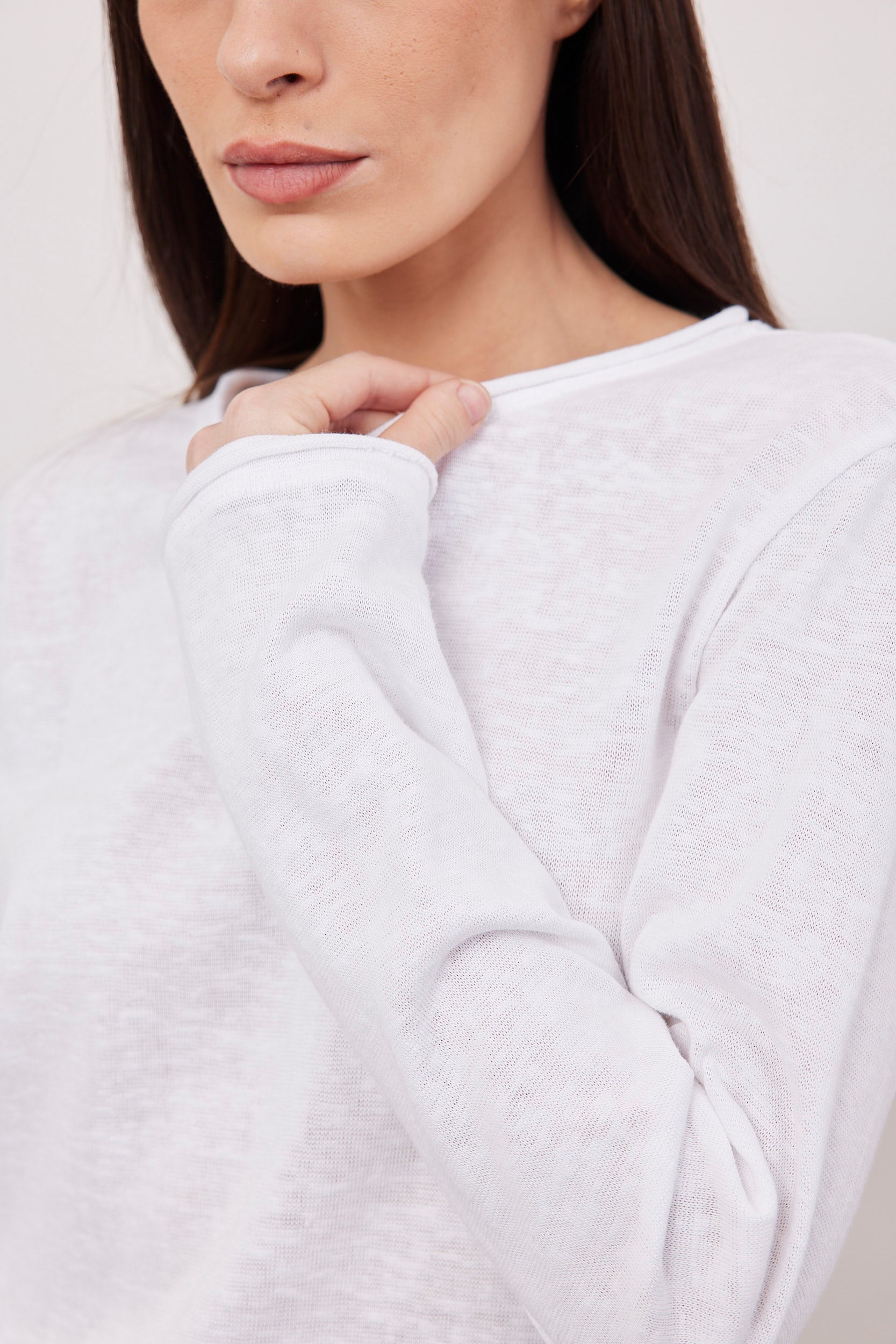 חולצה בטקסטורה סיומת גזורה