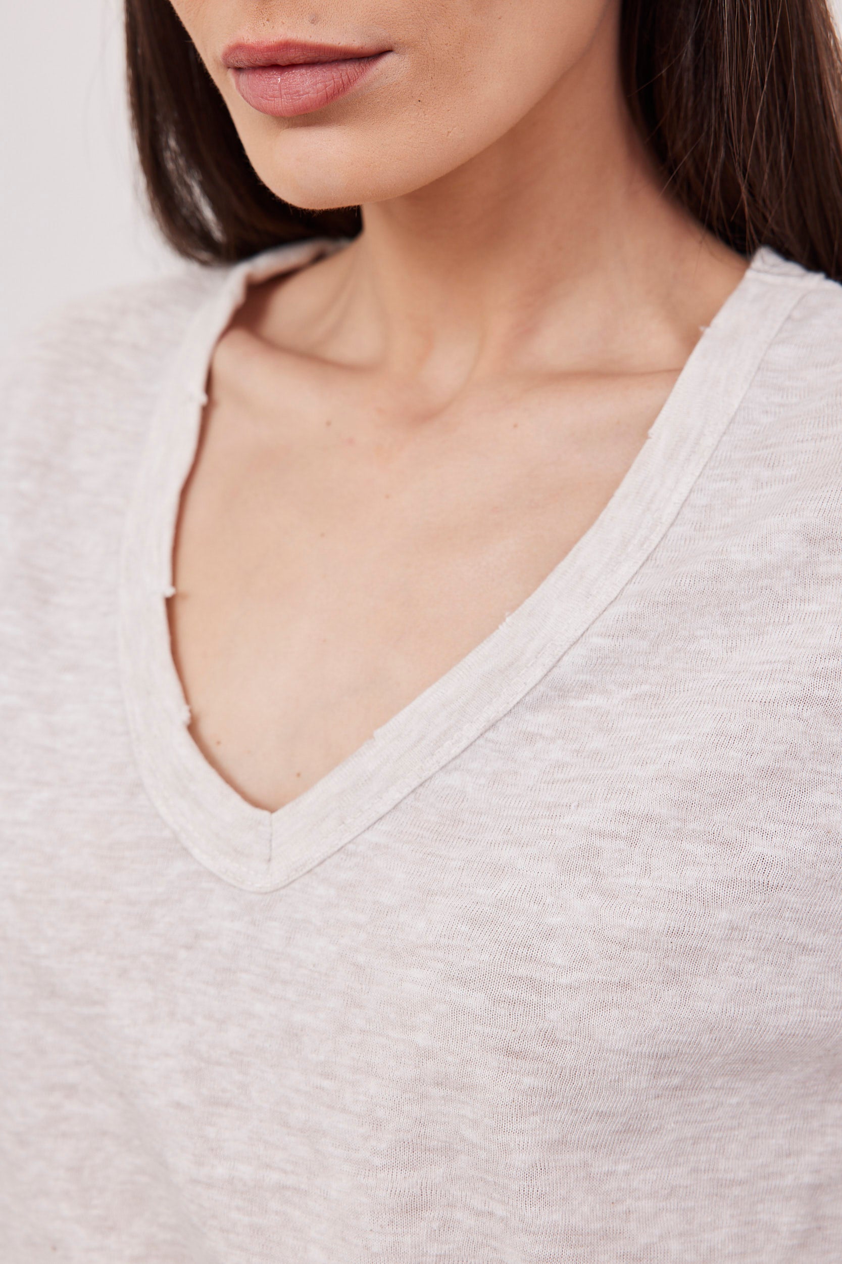 חולצת וי שקפקפה עם קרעים