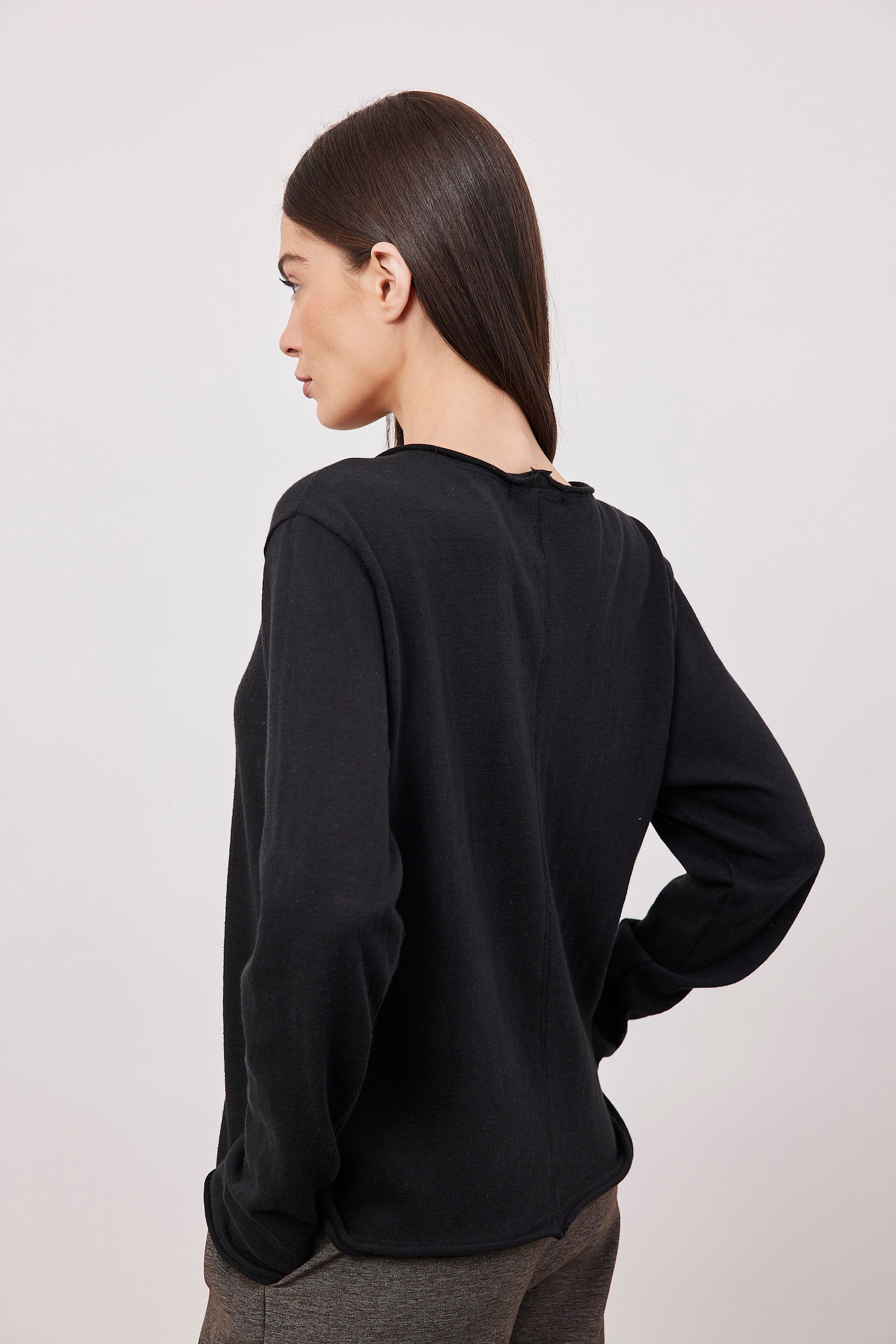 חולצה בטקסטורה סיומת גזורה