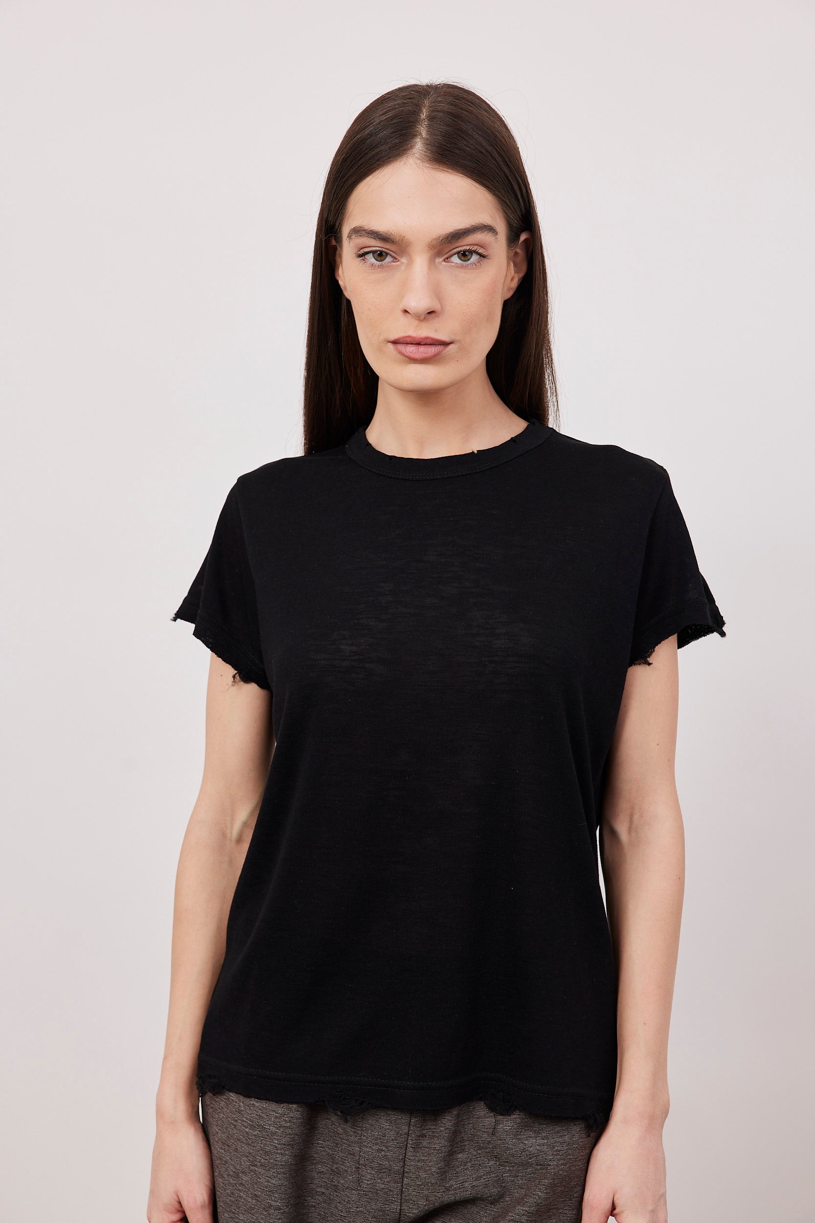 טי-שרט במראה פשתן בשילוב קרעים