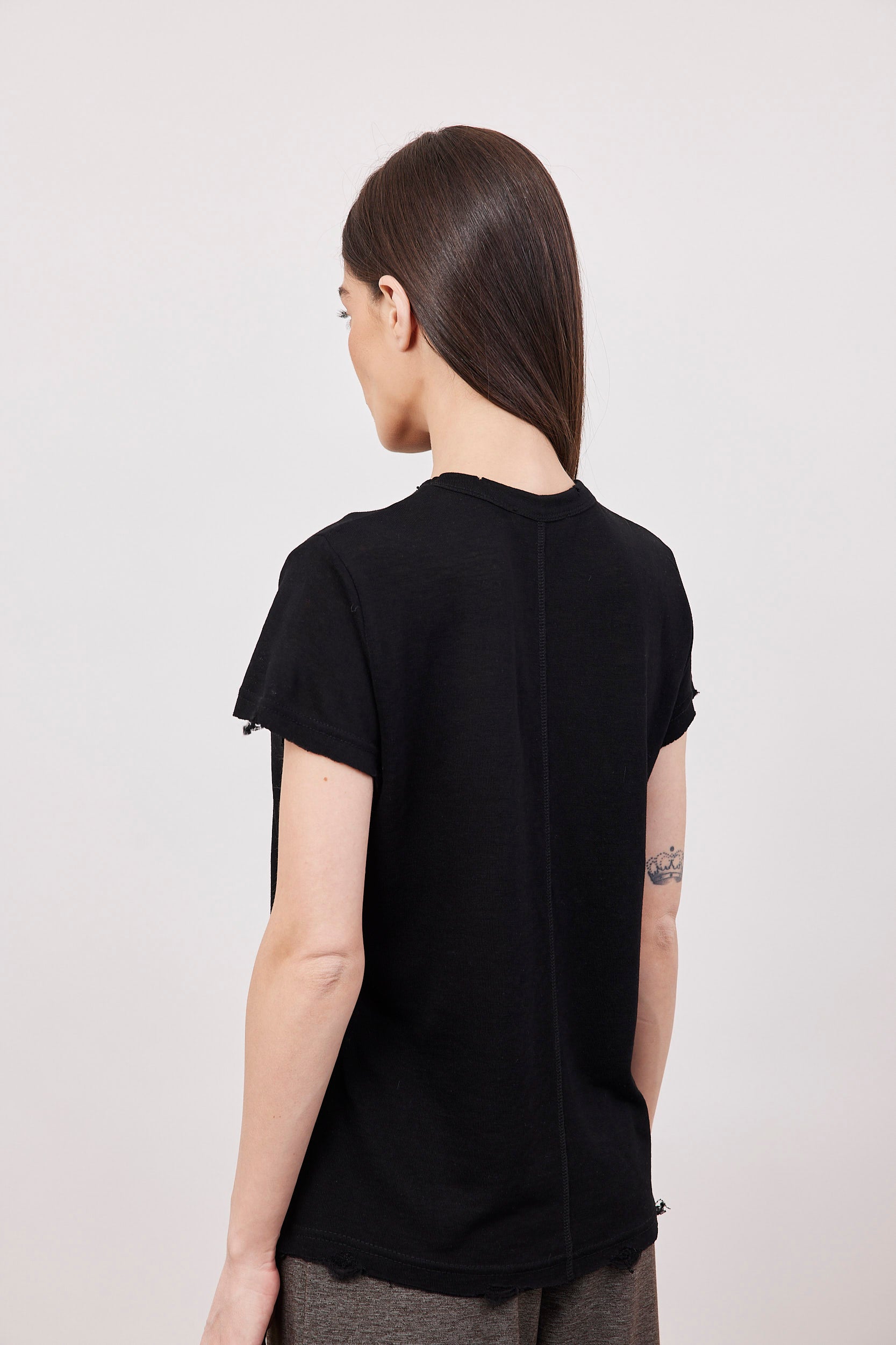 טי-שרט במראה פשתן בשילוב קרעים