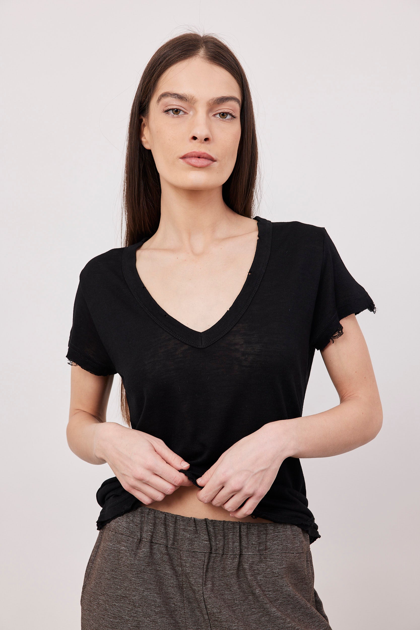 חולצת וי שקפקפה עם קרעים