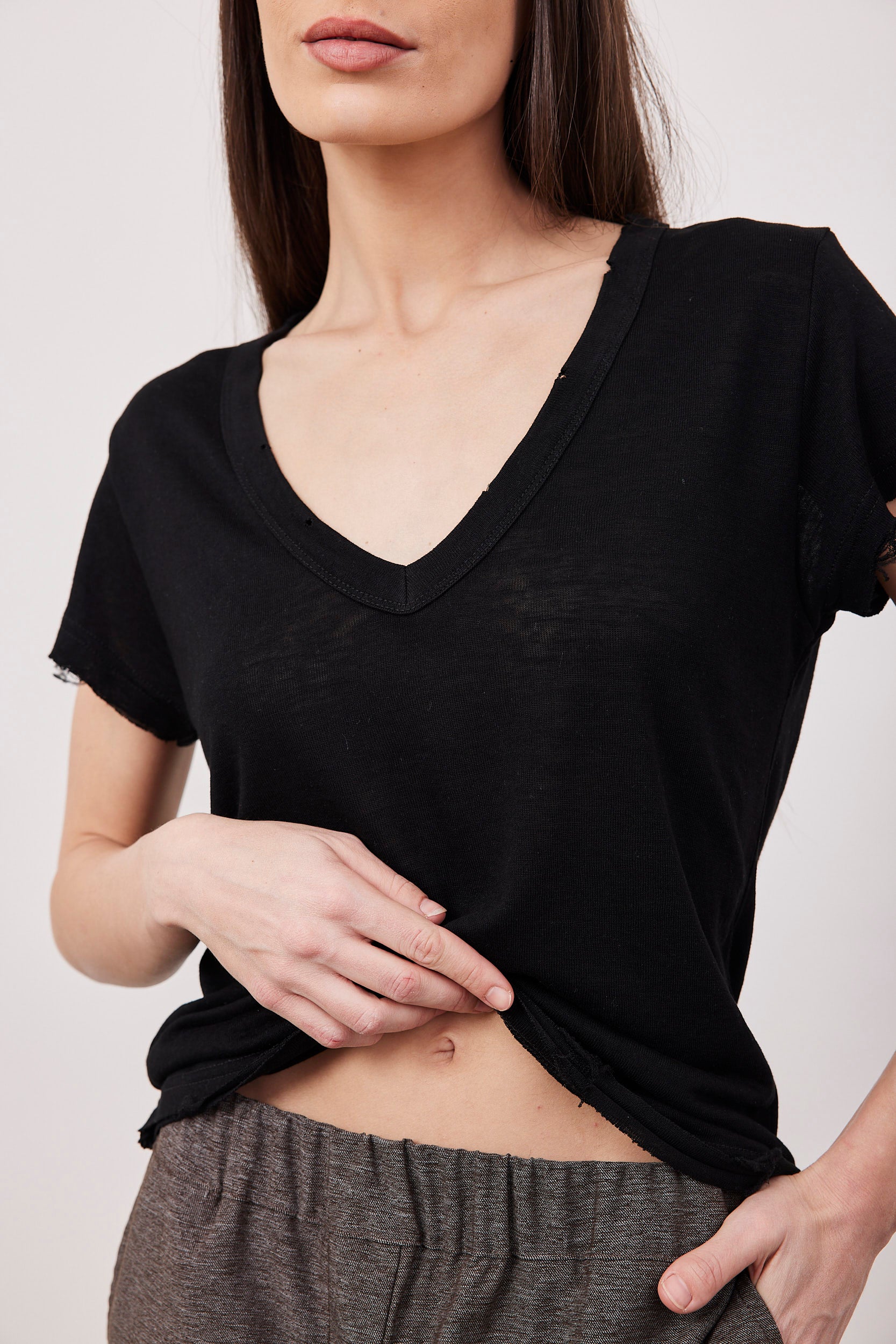 חולצת וי שקפקפה עם קרעים