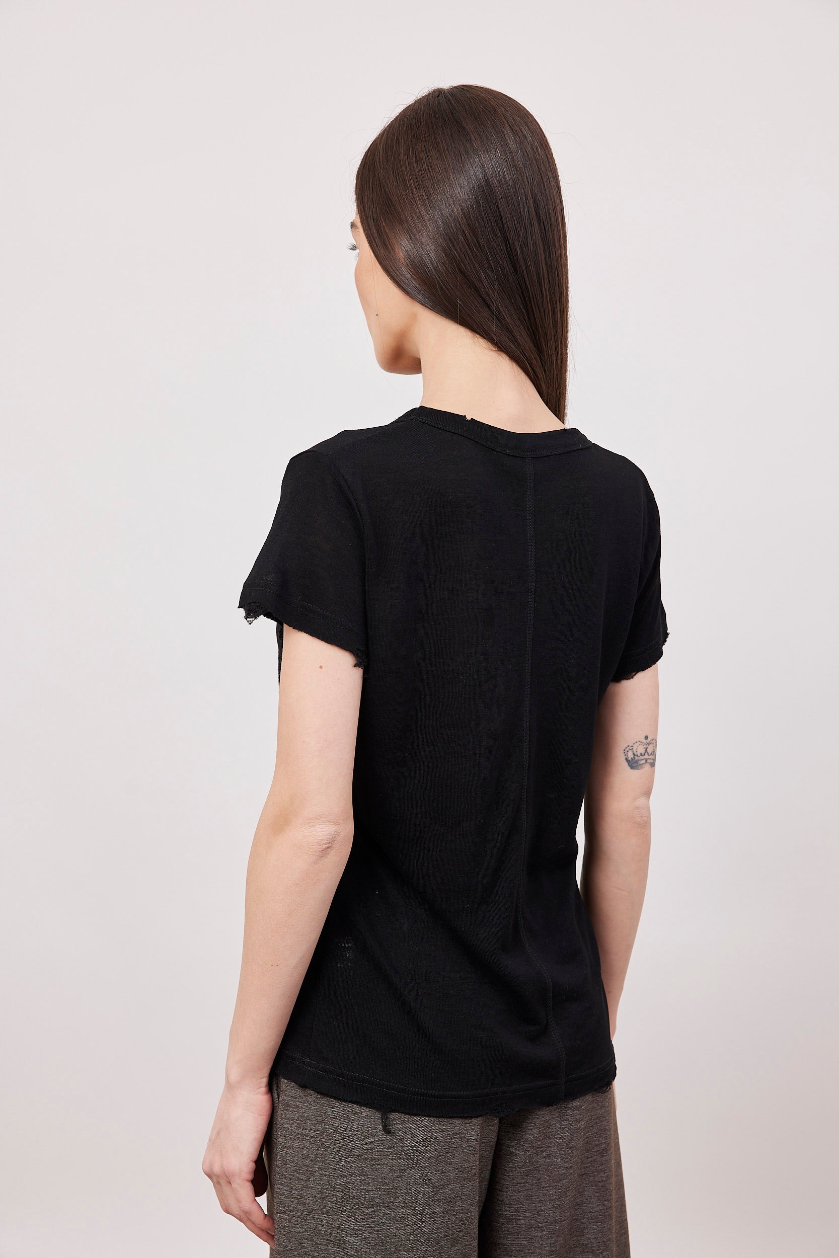 חולצת וי שקפקפה עם קרעים