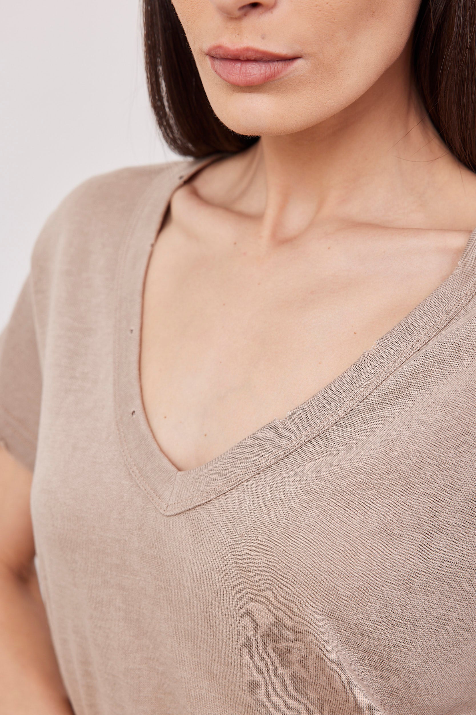 חולצת וי שקפקפה עם קרעים