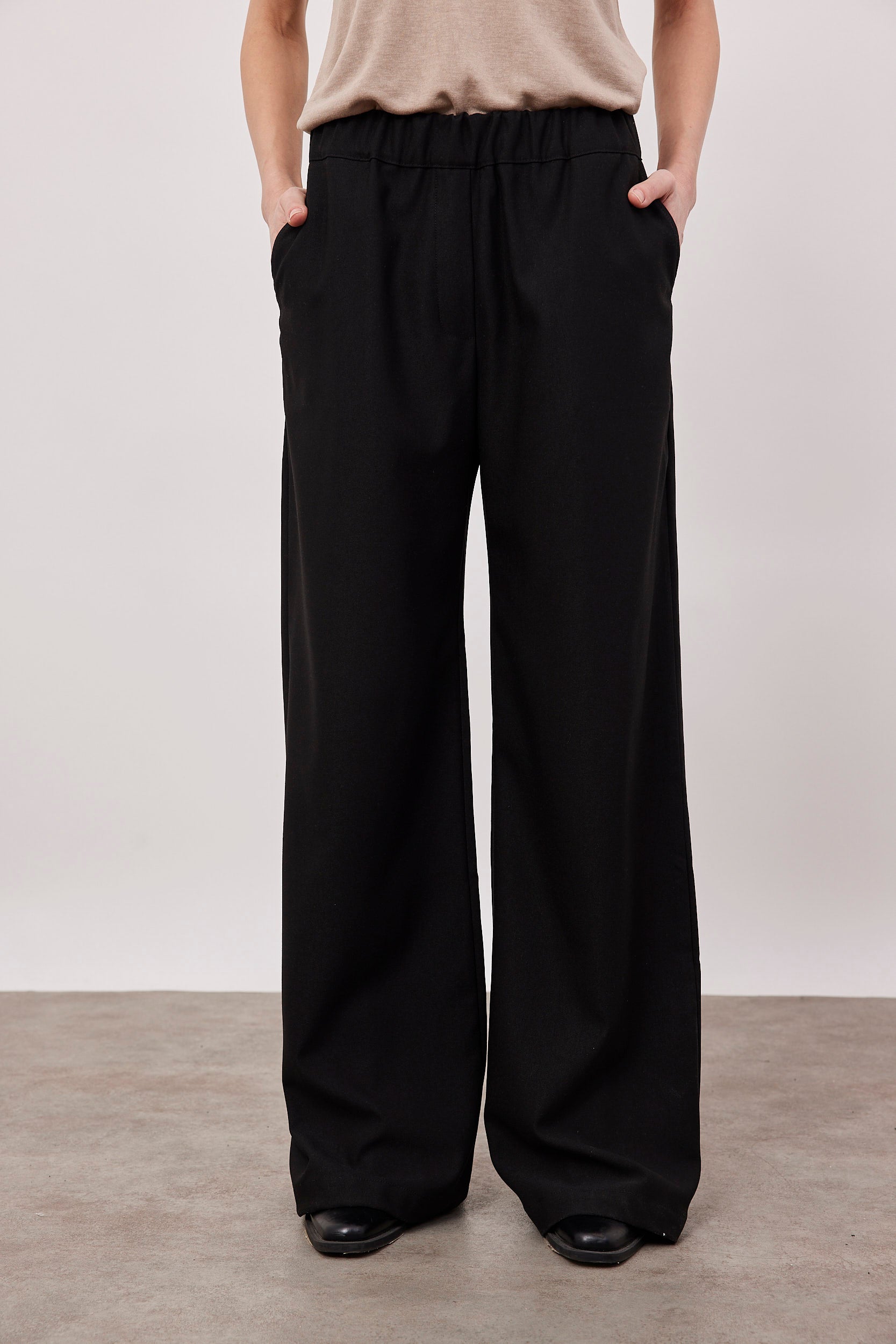 מכנסיים עם גומי במראה מחוייט