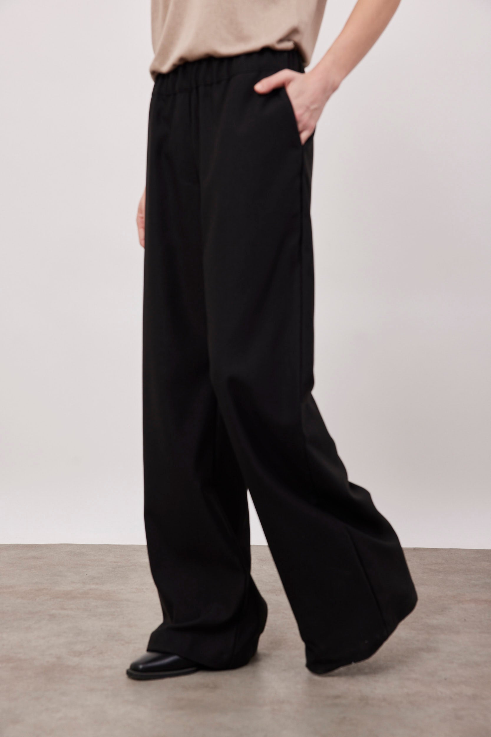 מכנסיים עם גומי במראה מחוייט