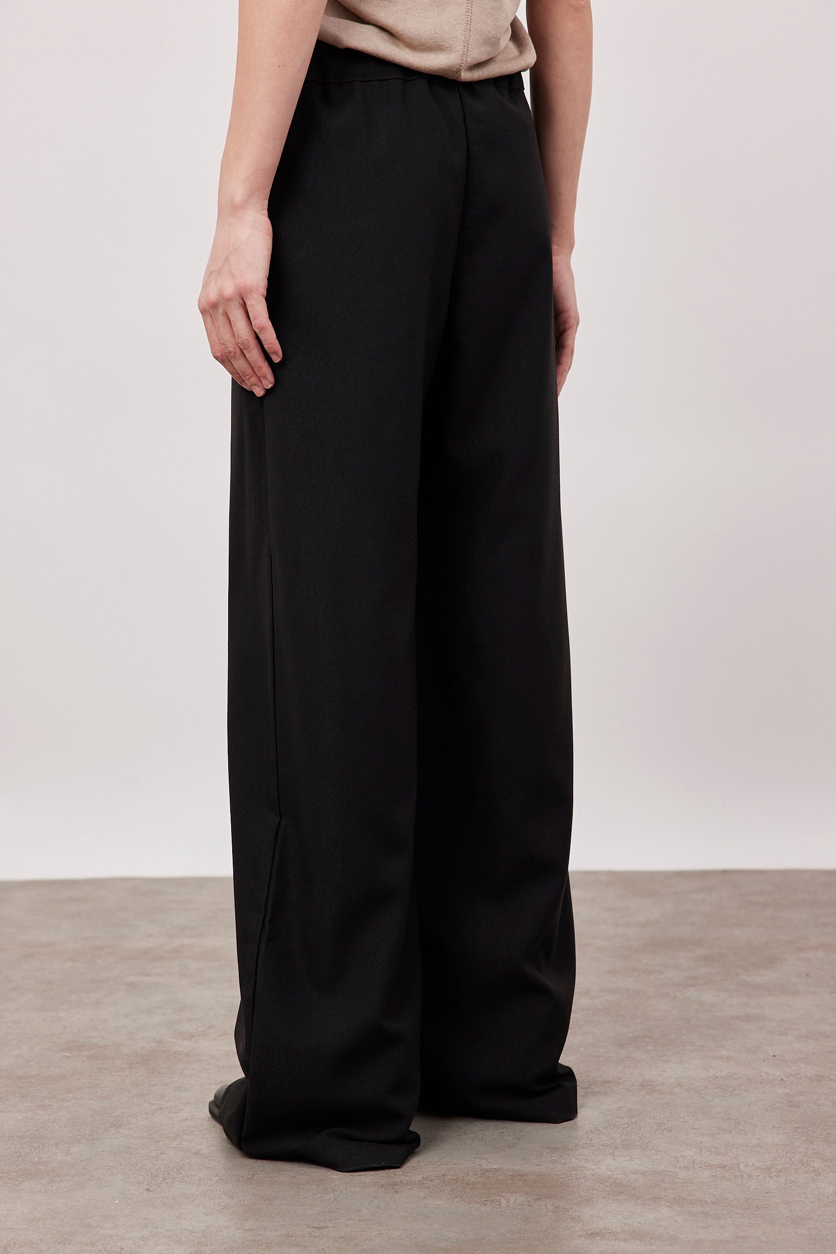 מכנסיים עם גומי במראה מחוייט