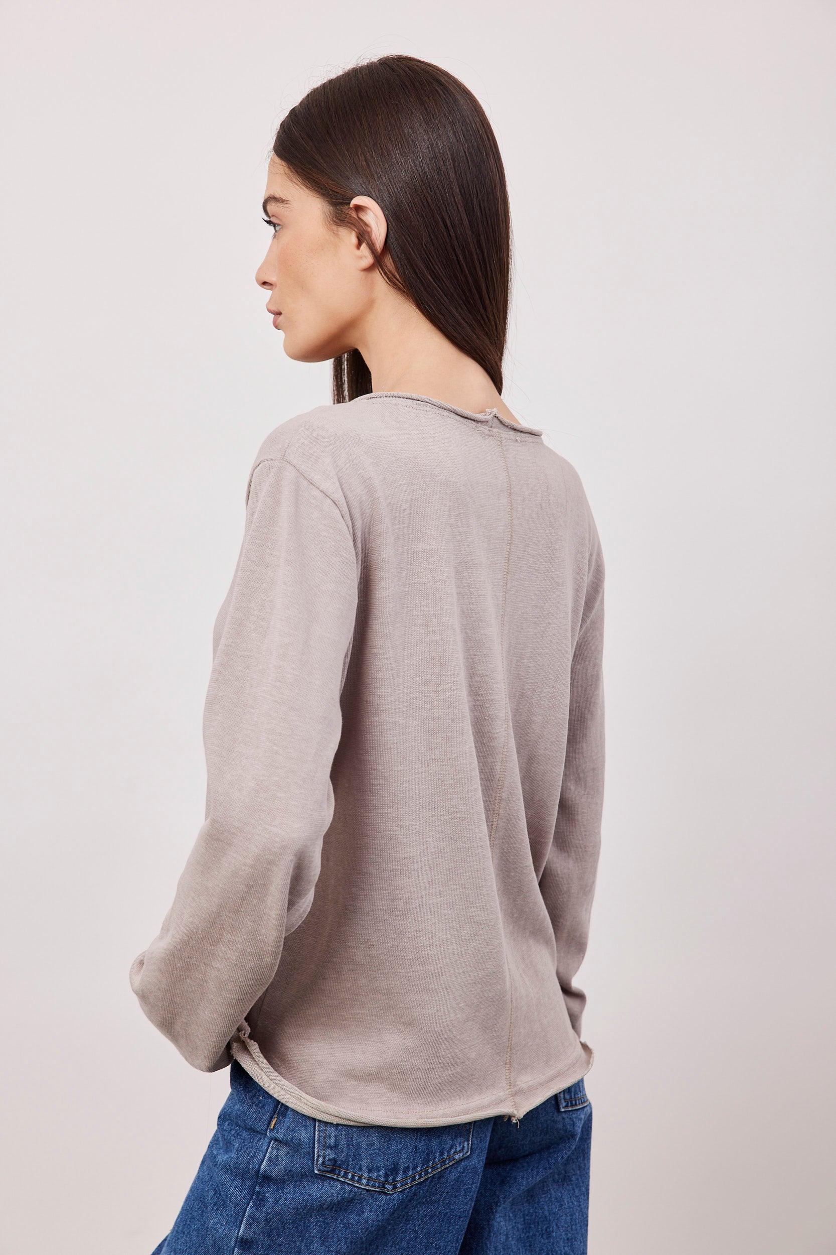 חולצה בטקסטורה סיומת גזורה