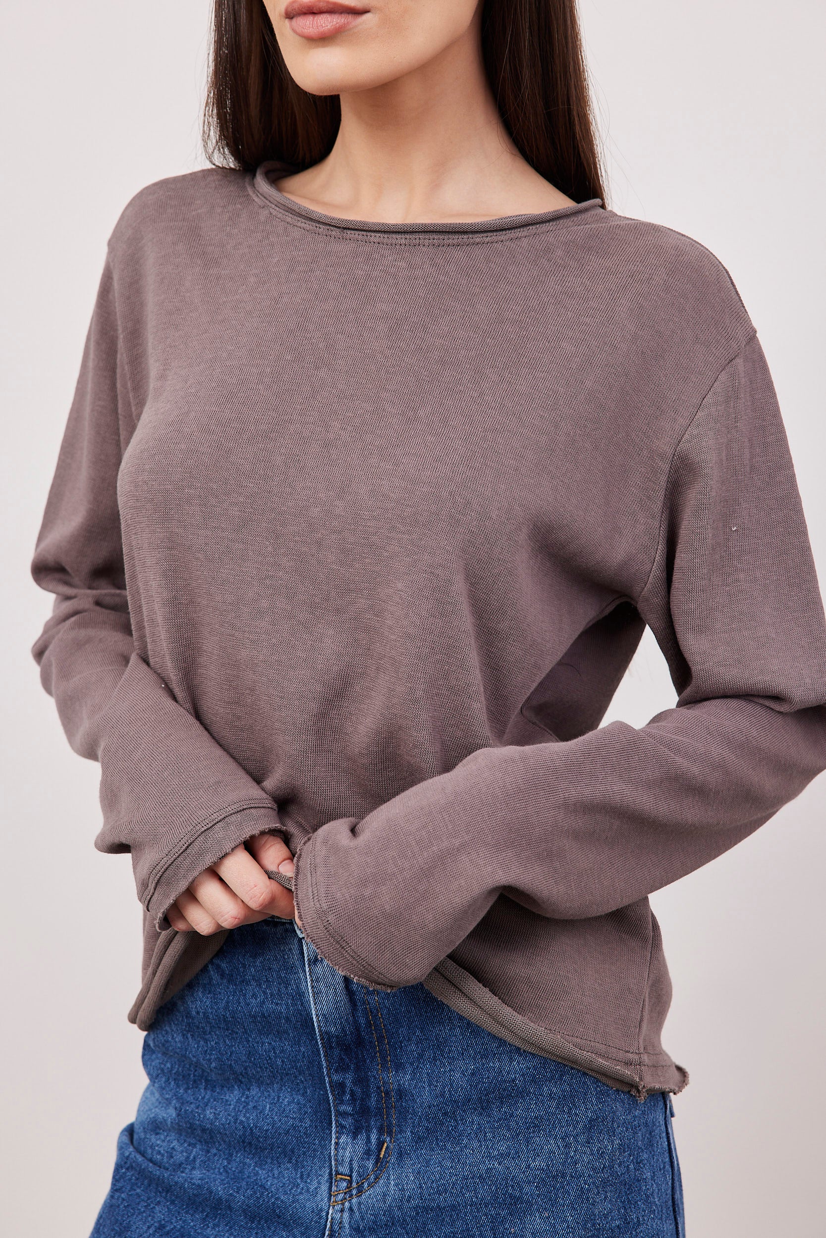 חולצה בטקסטורה סיומת גזורה