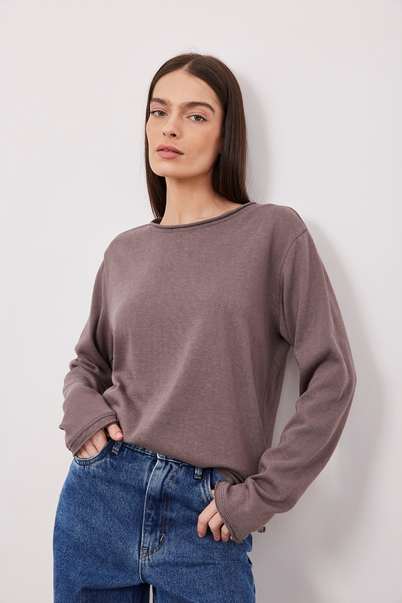 חולצה בטקסטורה סיומת גזורה