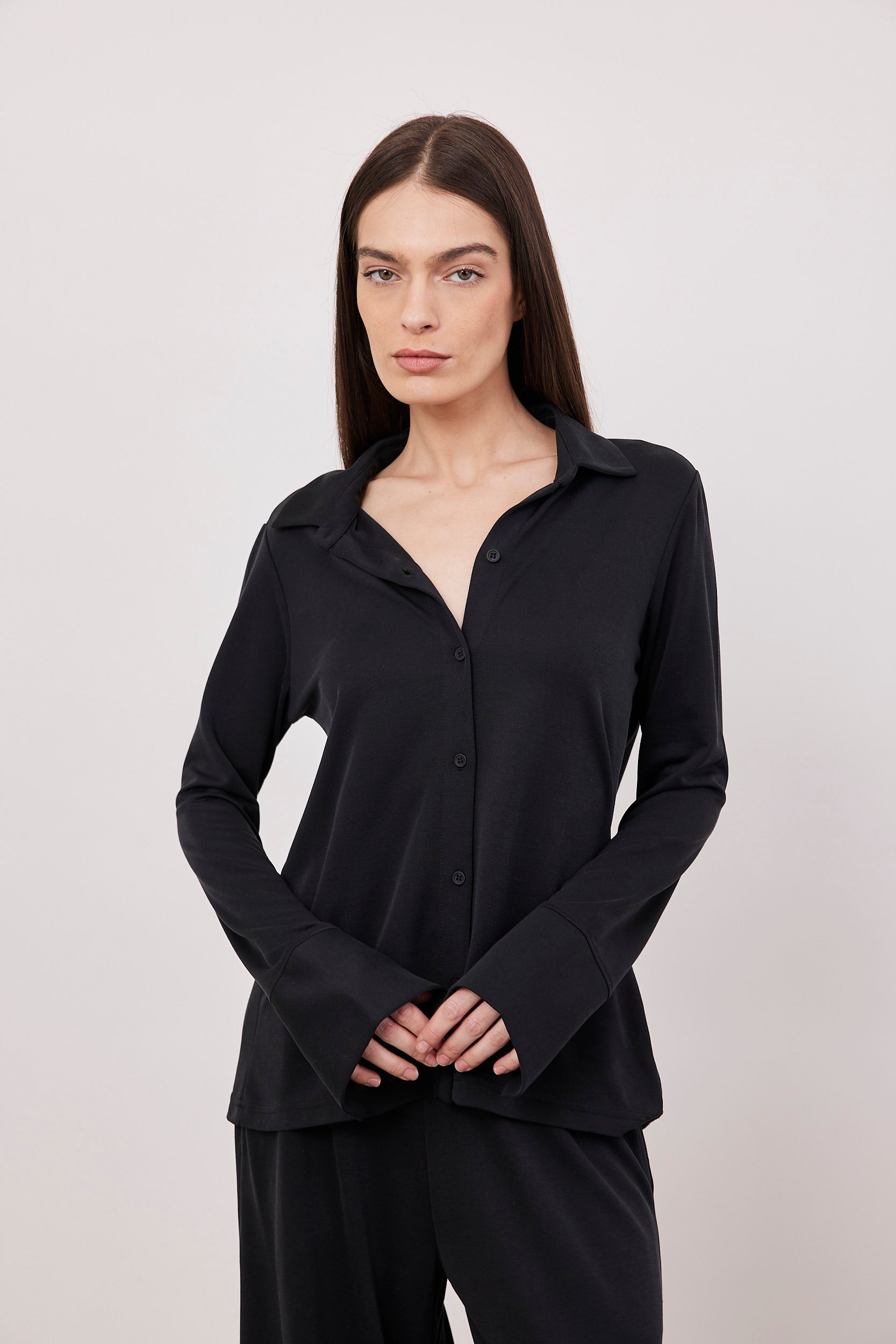 חולצה מכופתרת מודל