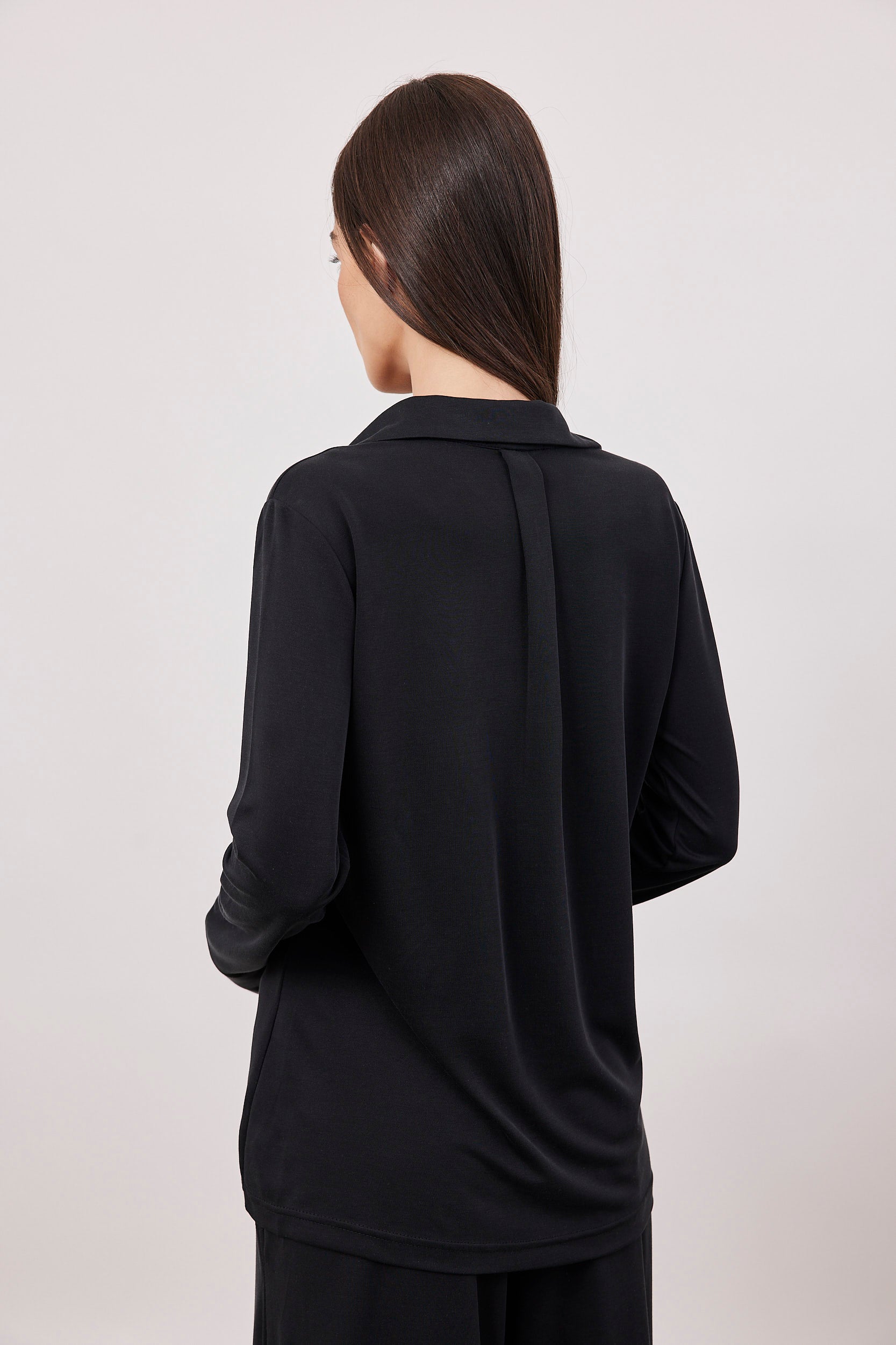 חולצה מכופתרת מודל