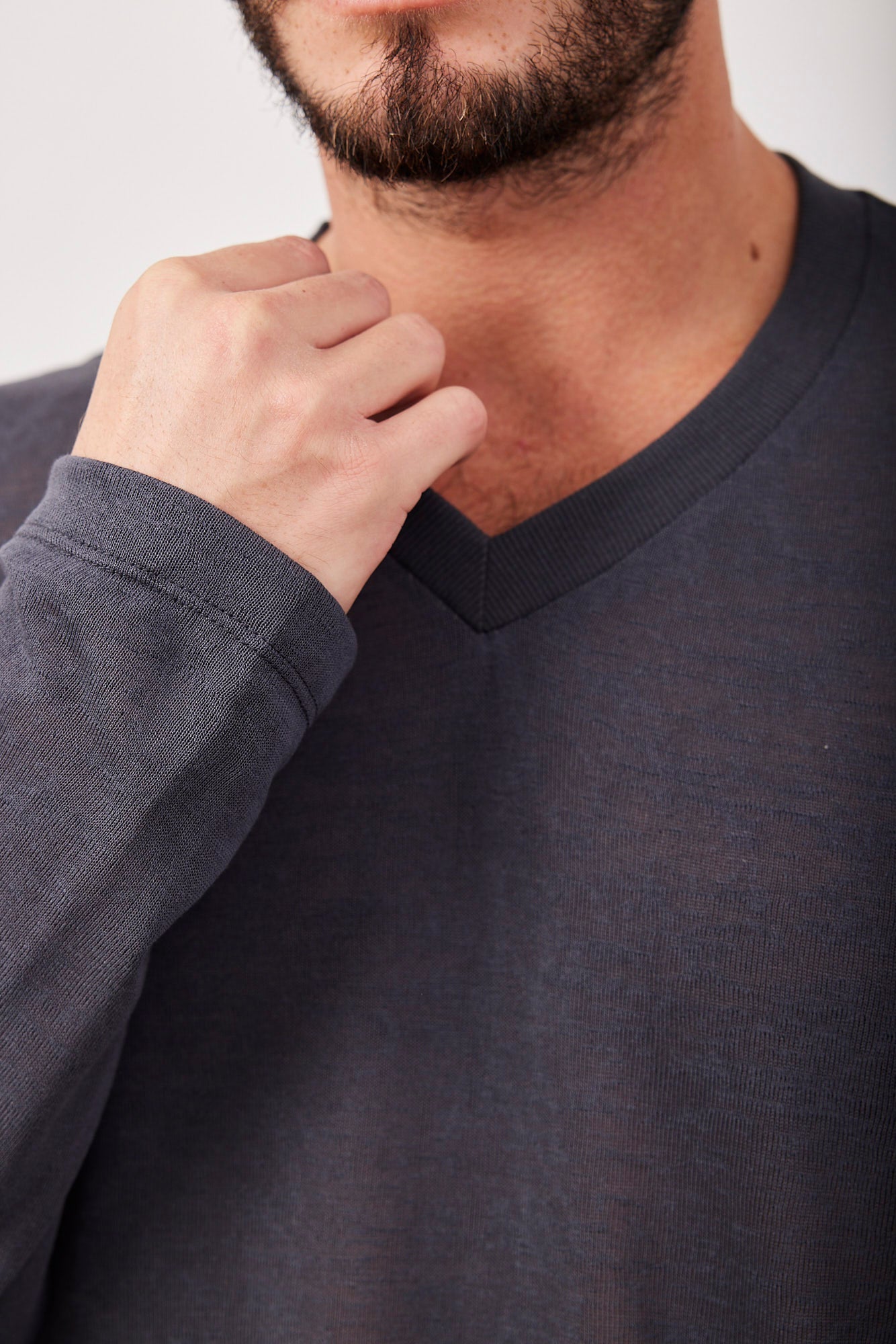 חולצת וי מודגש במראה פשתן - ITAY BRANDS