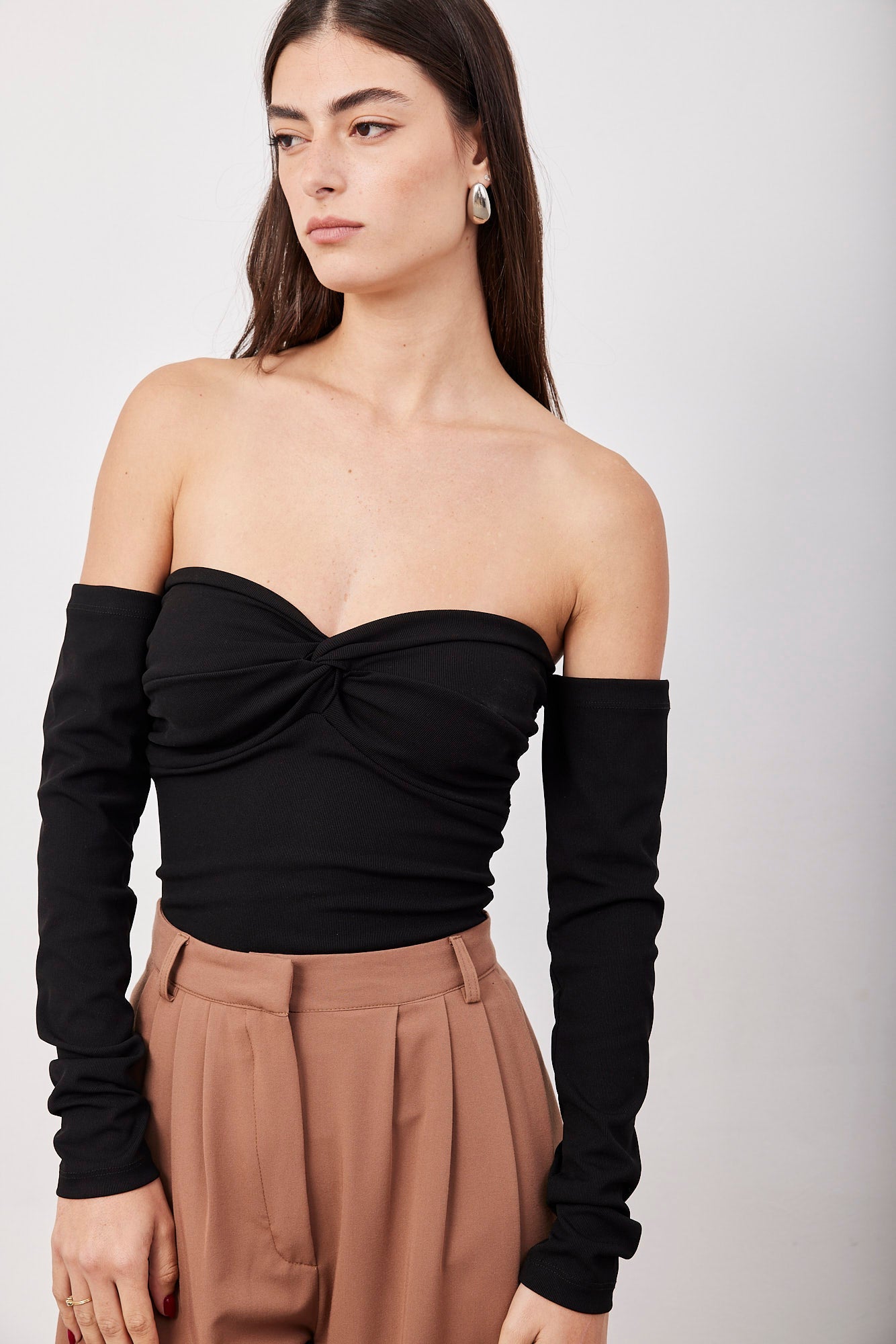 חולצת אוף שולדרס עם סיבוב - ITAY BRANDS