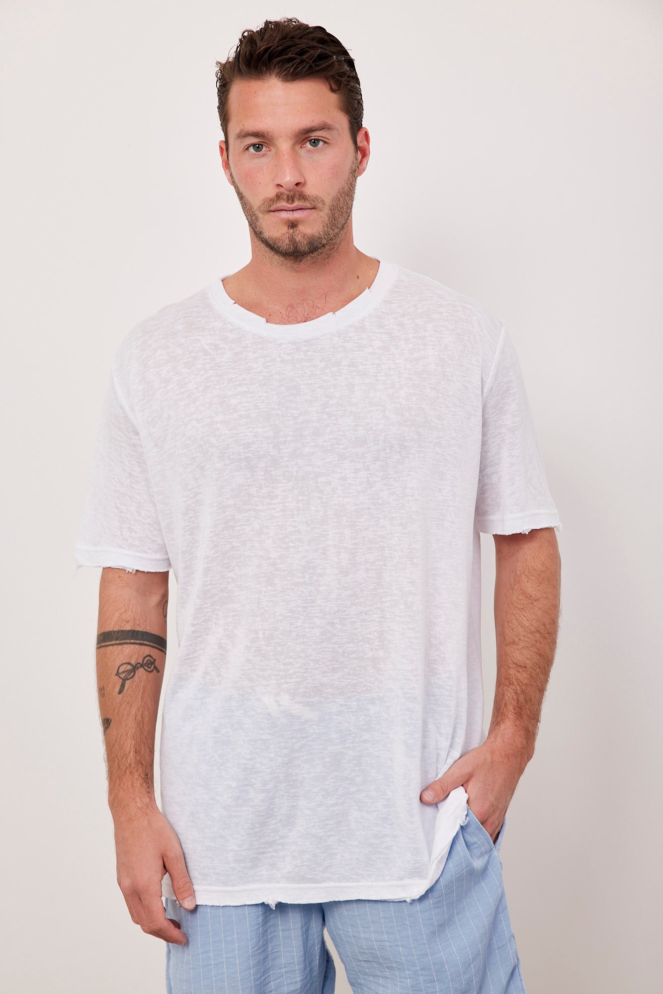 טי-שרט קרעים במראה פשתן