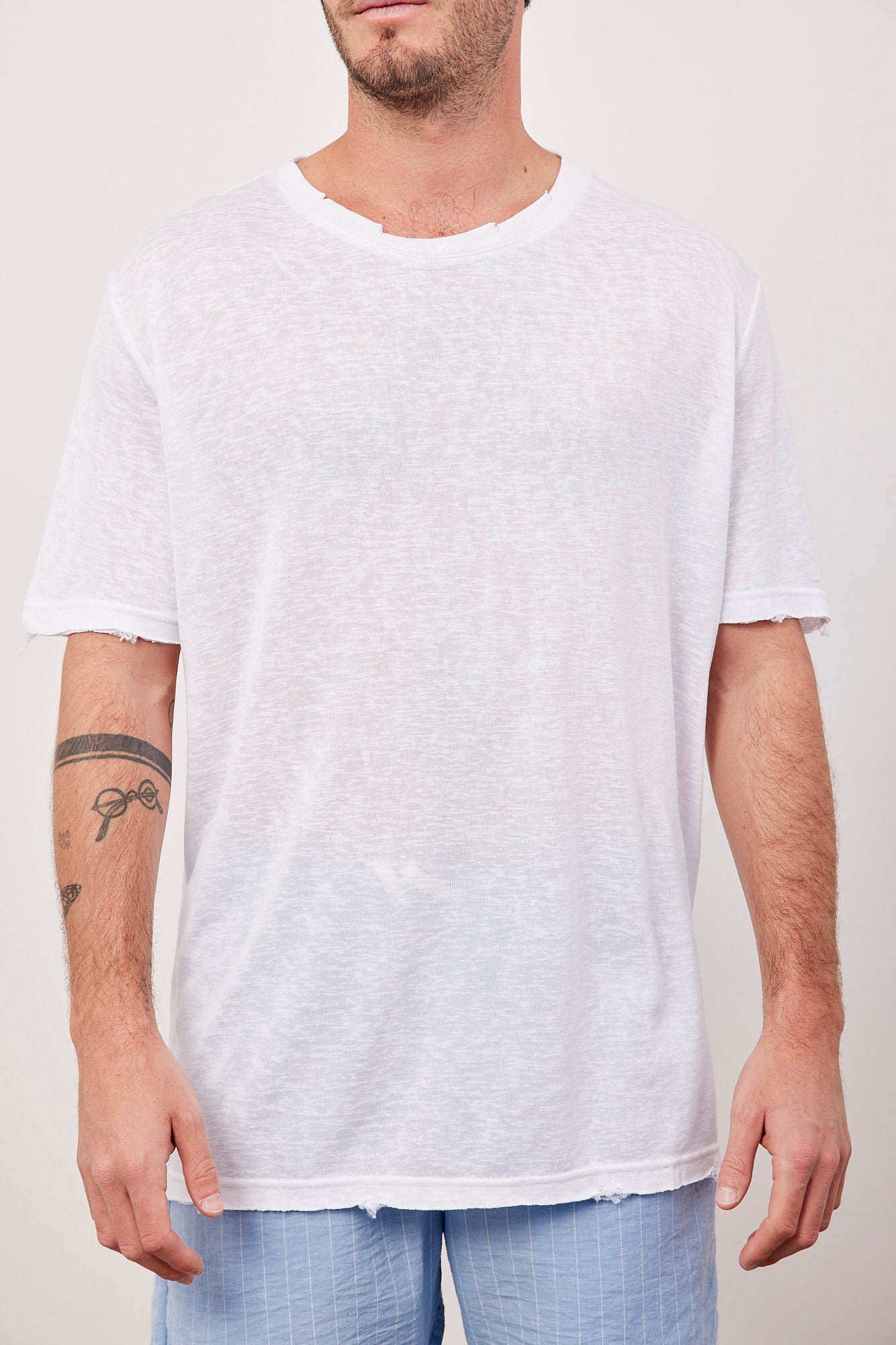 טי-שרט קרעים במראה פשתן