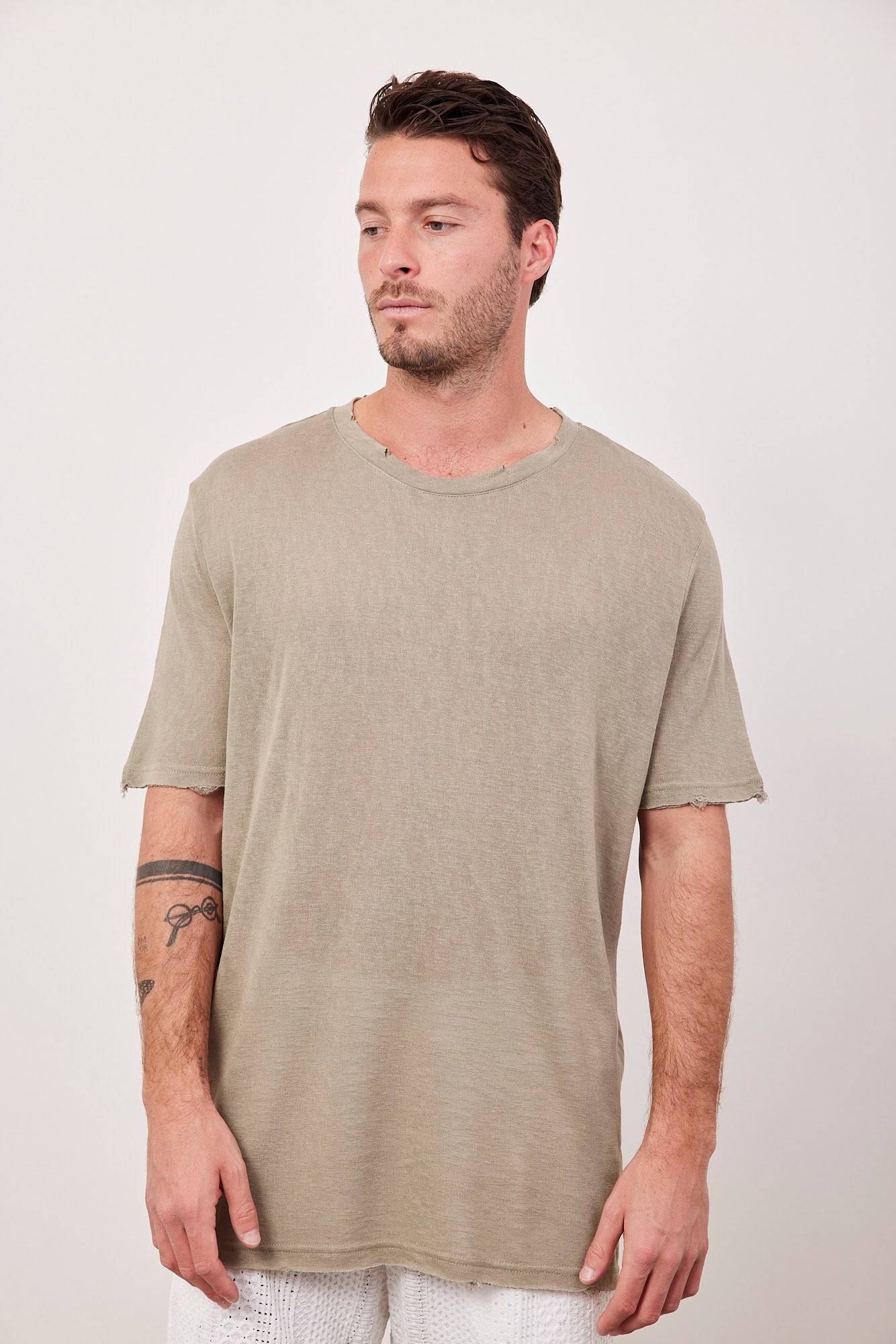 טי-שרט קרעים במראה פשתן