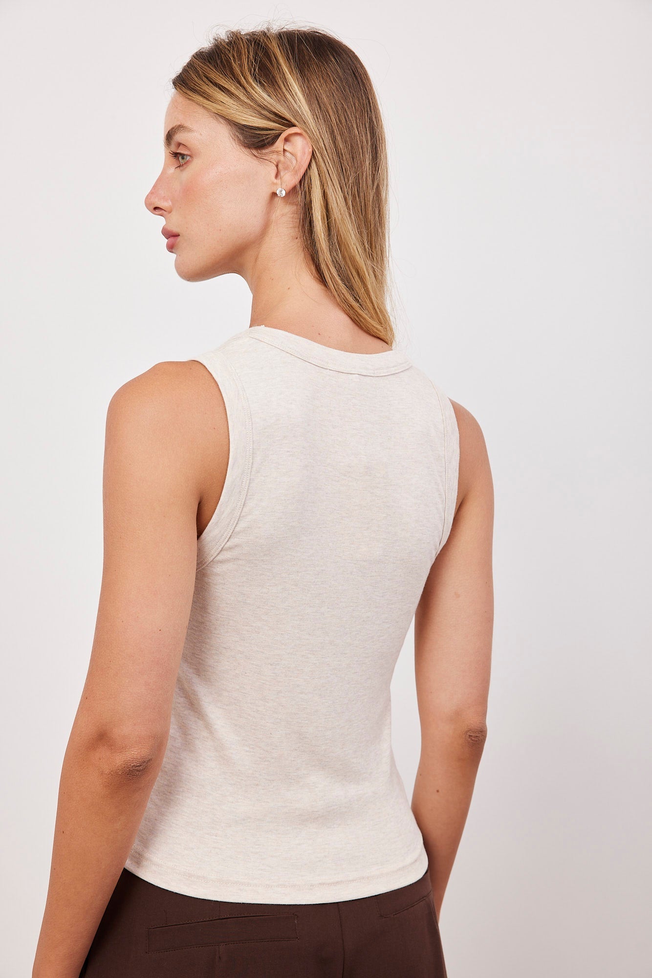 גופית וי עם כתפיות רחבות - ITAY BRANDS