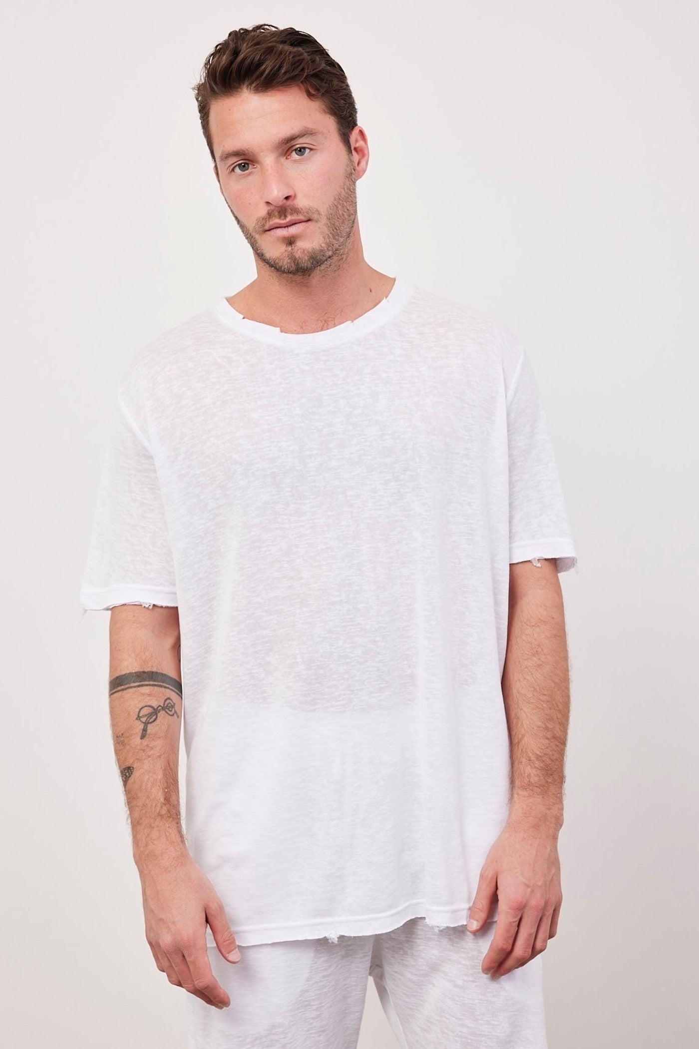 טי-שרט קרעים במראה פשתן