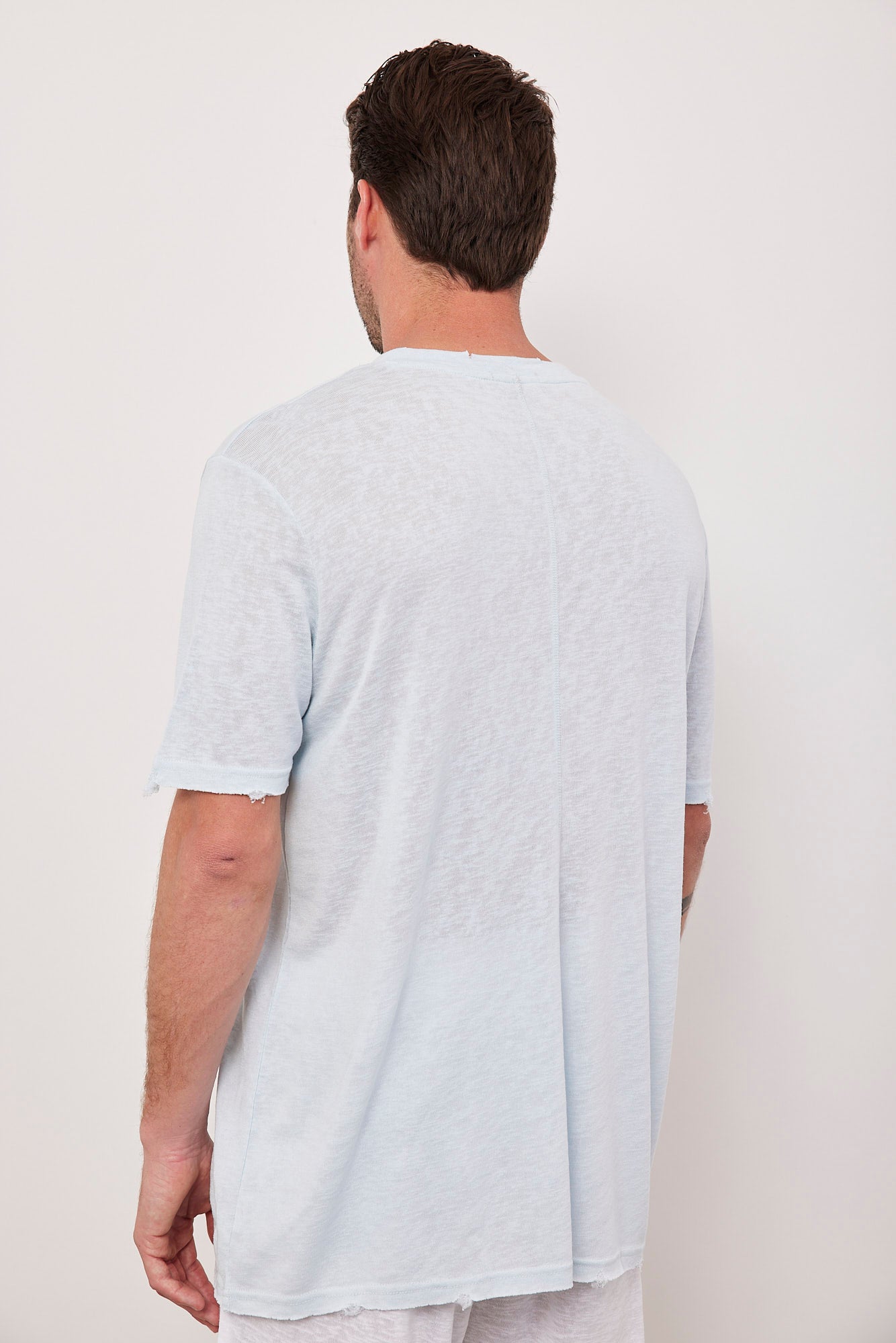 טי-שרט קרעים במראה פשתן