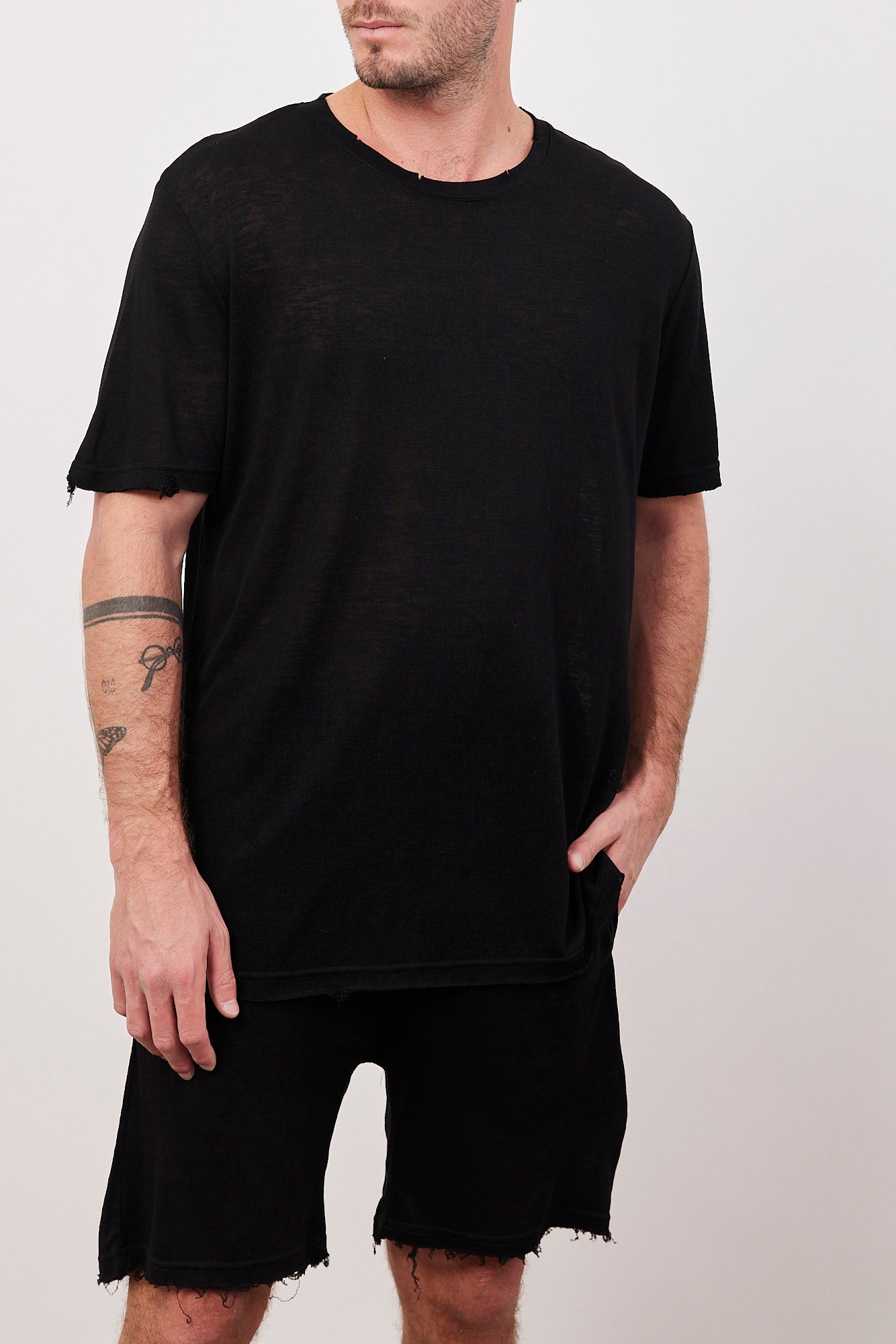 טי-שרט קרעים במראה פשתן