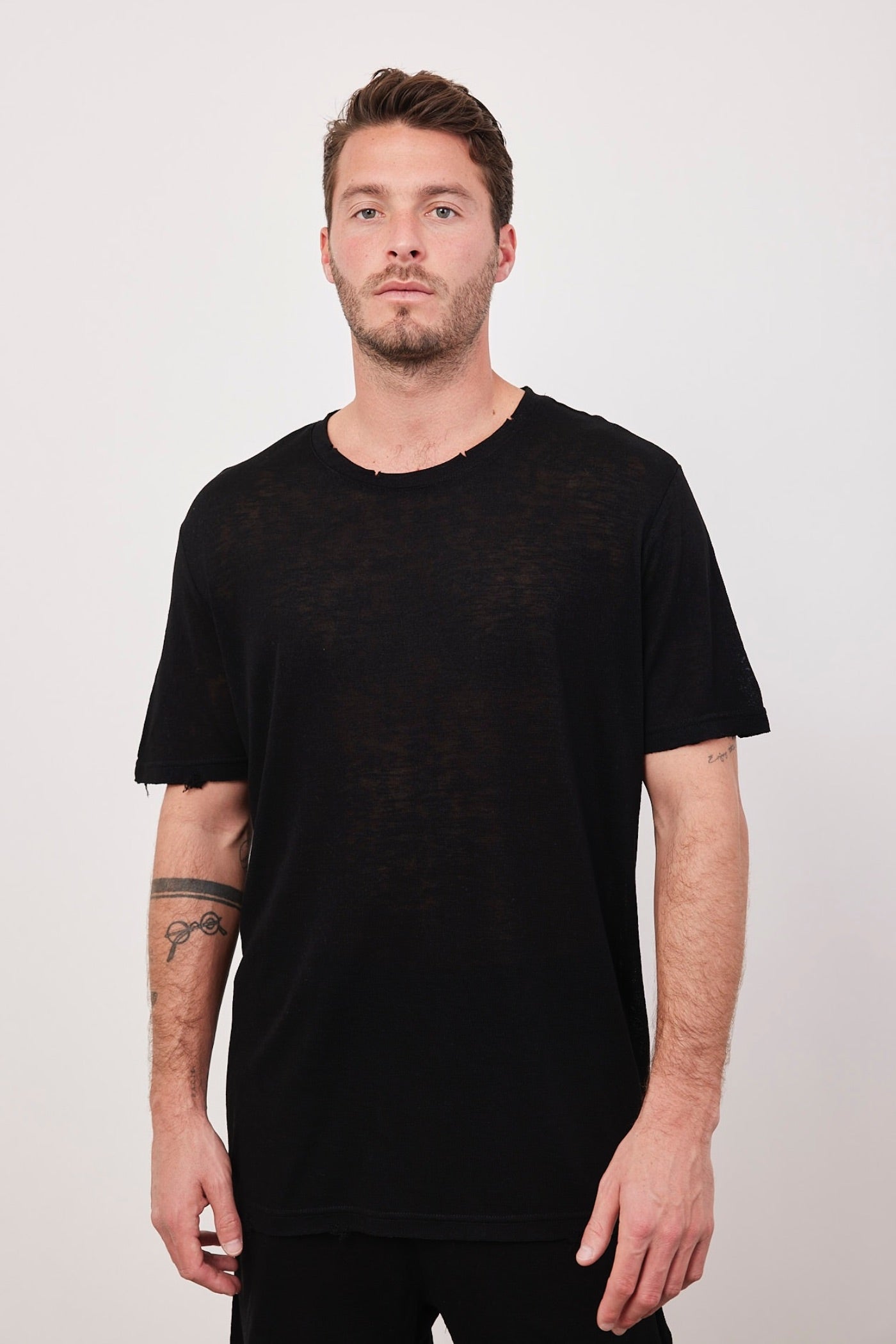 טי-שרט קרעים במראה פשתן