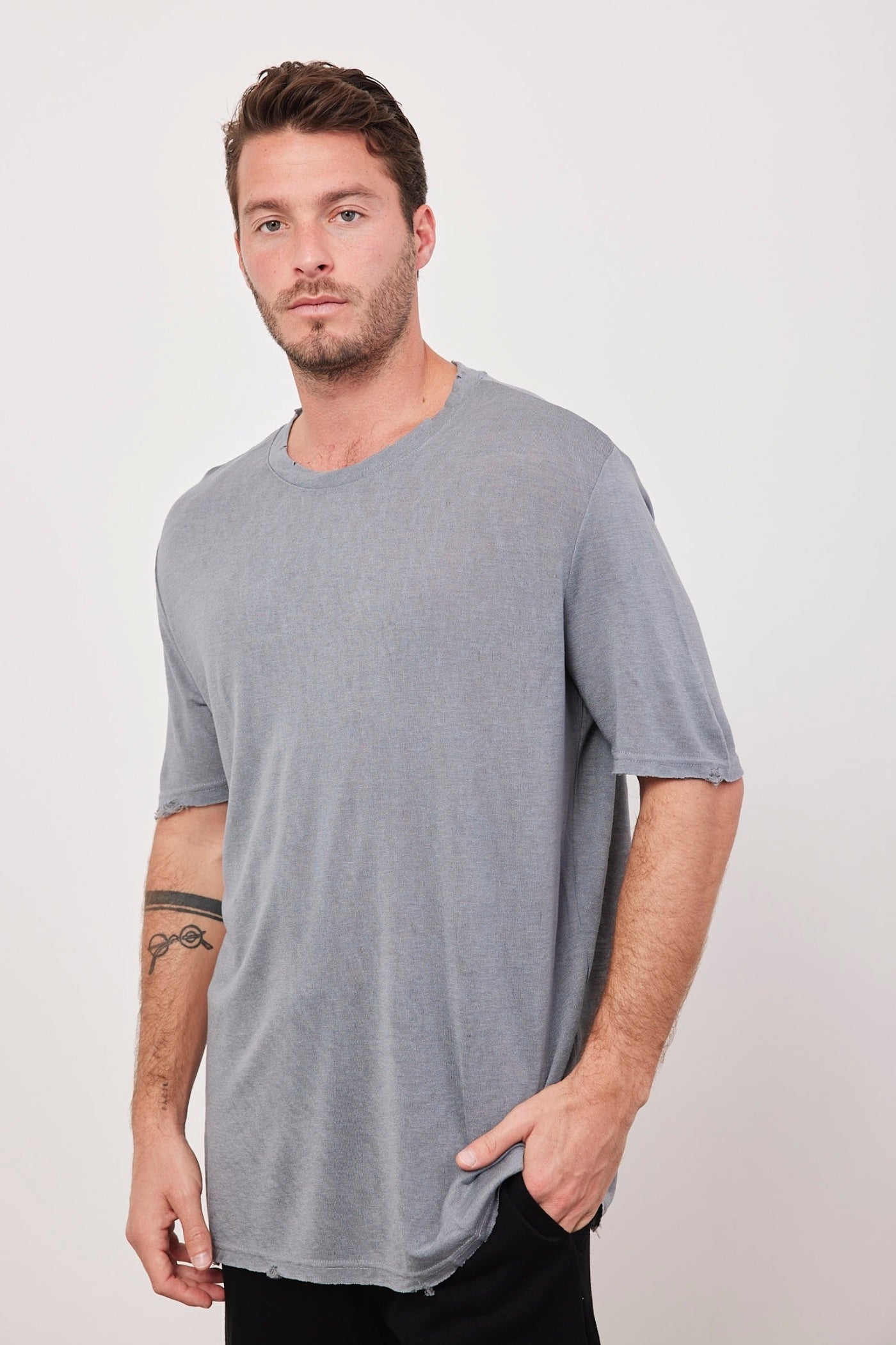 טי-שרט קרעים במראה פשתן