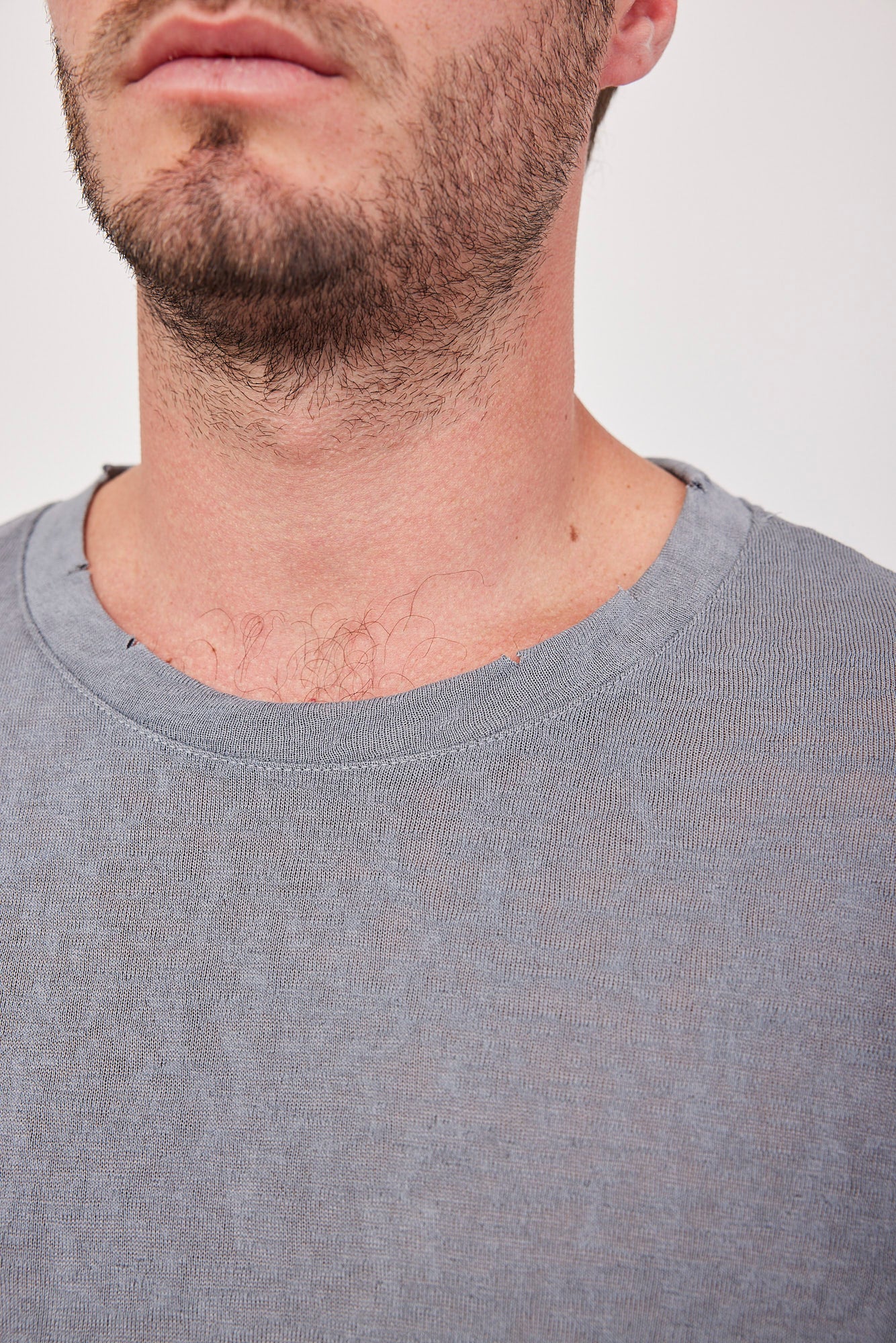 טי-שרט קרעים במראה פשתן