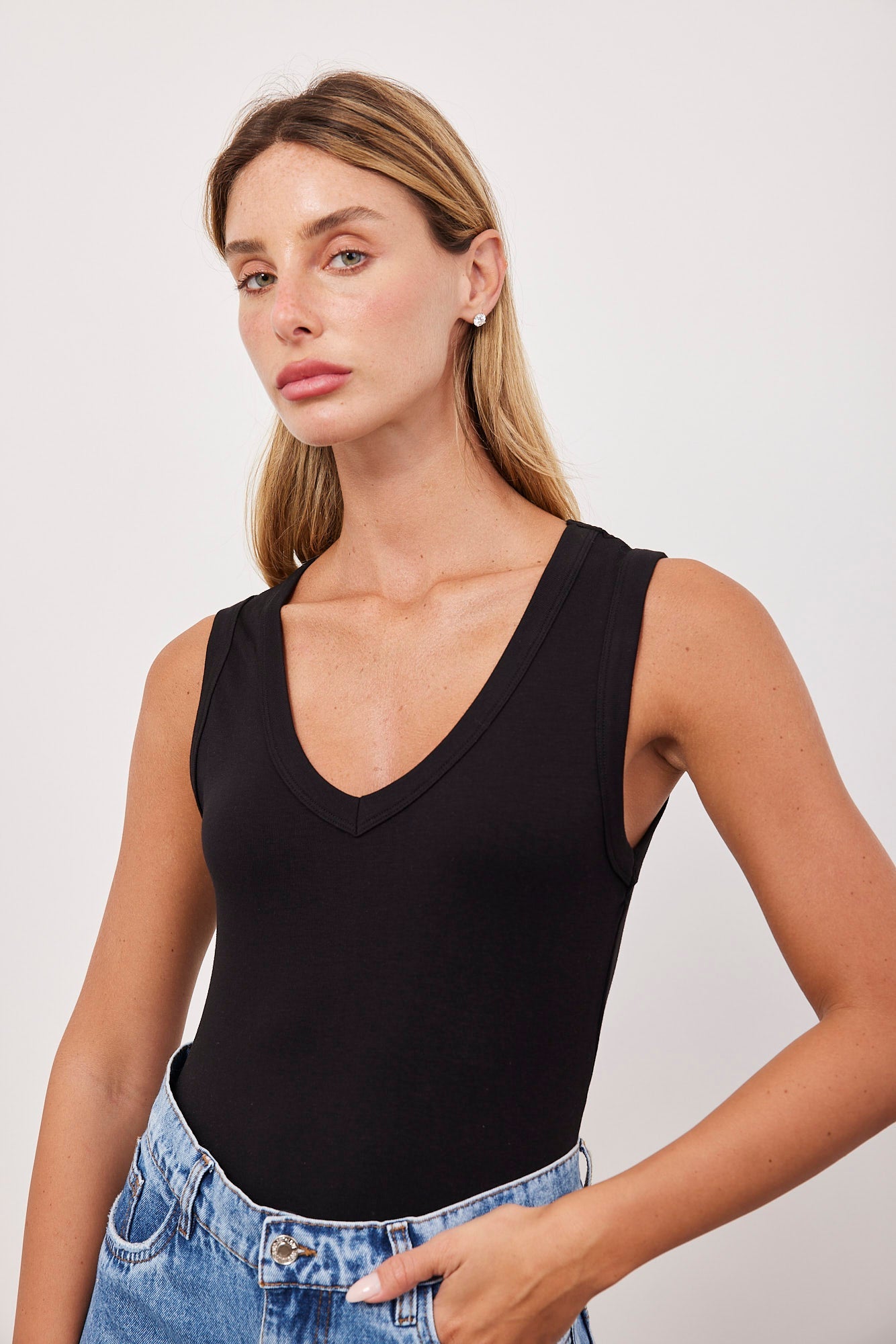 גופית וי עם כתפיות רחבות - ITAY BRANDS