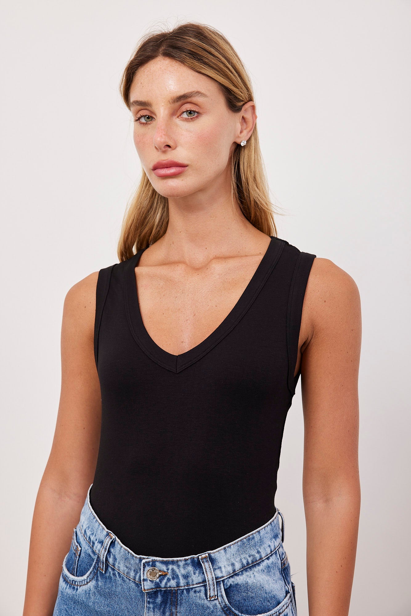 גופית וי עם כתפיות רחבות - ITAY BRANDS