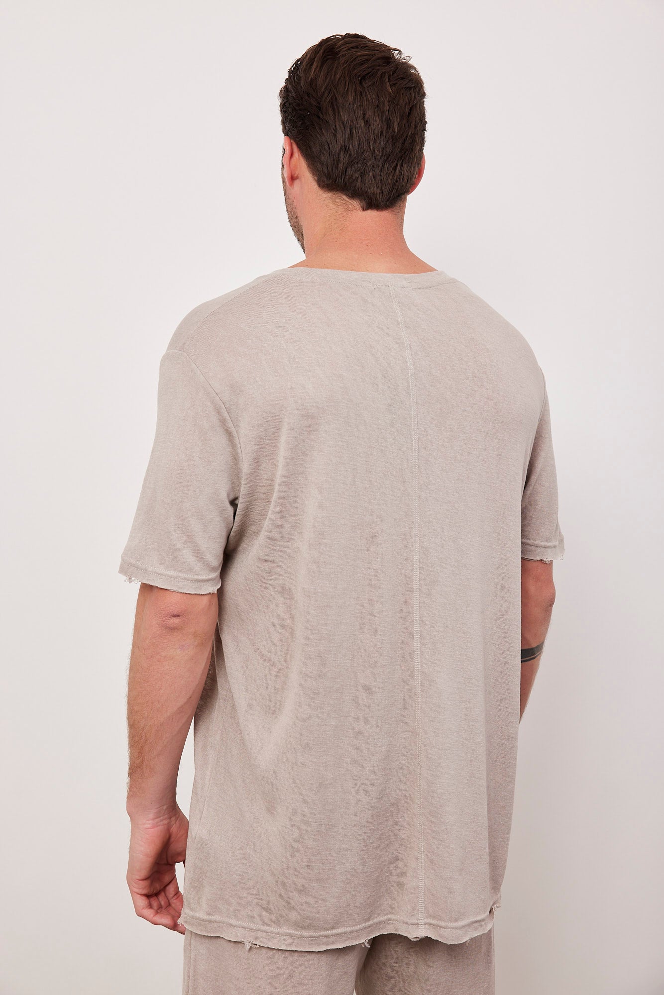 טי-שרט קרעים במראה פשתן