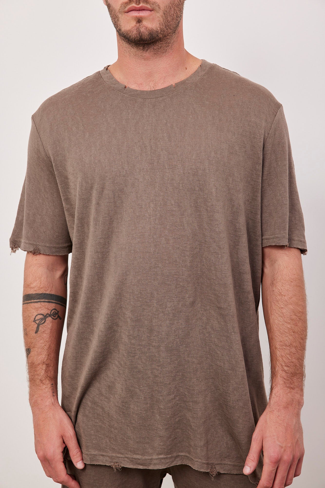 טי-שרט קרעים במראה פשתן