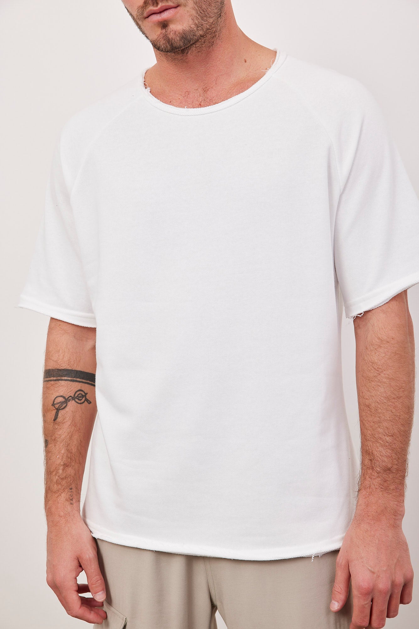 טי-שרט בסיומת גזורה