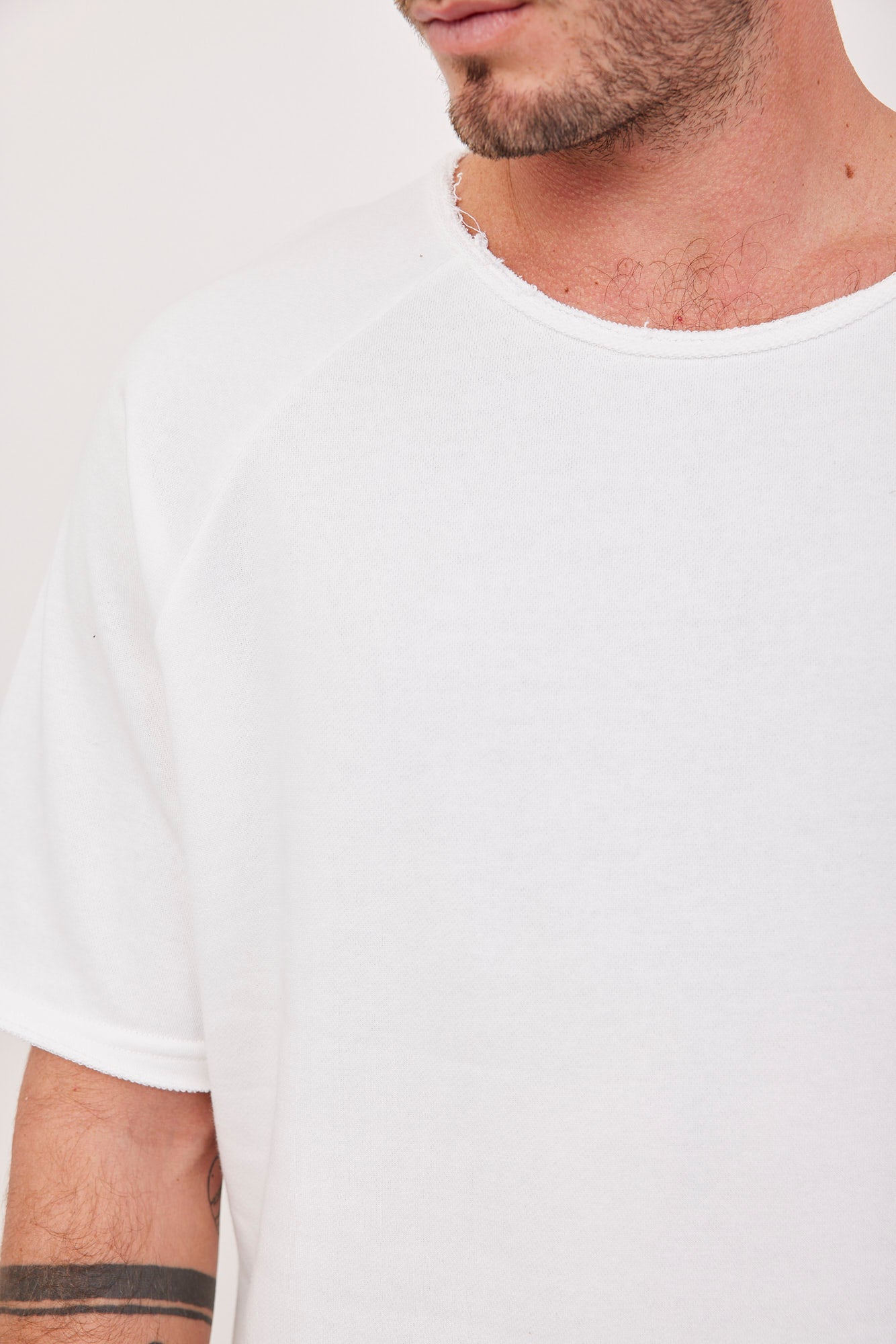 טי-שרט בסיומת גזורה