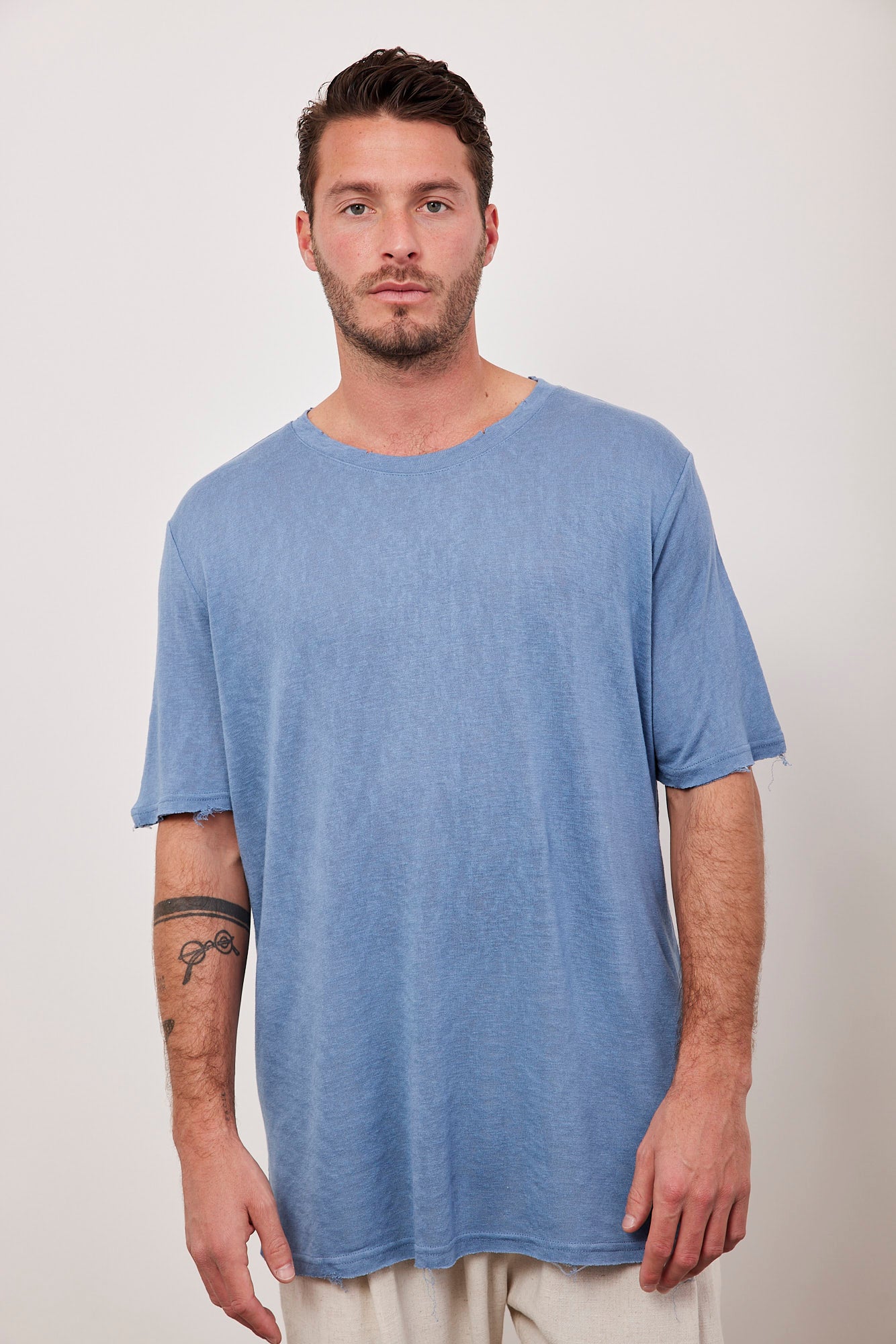 טי-שרט קרעים במראה פשתן