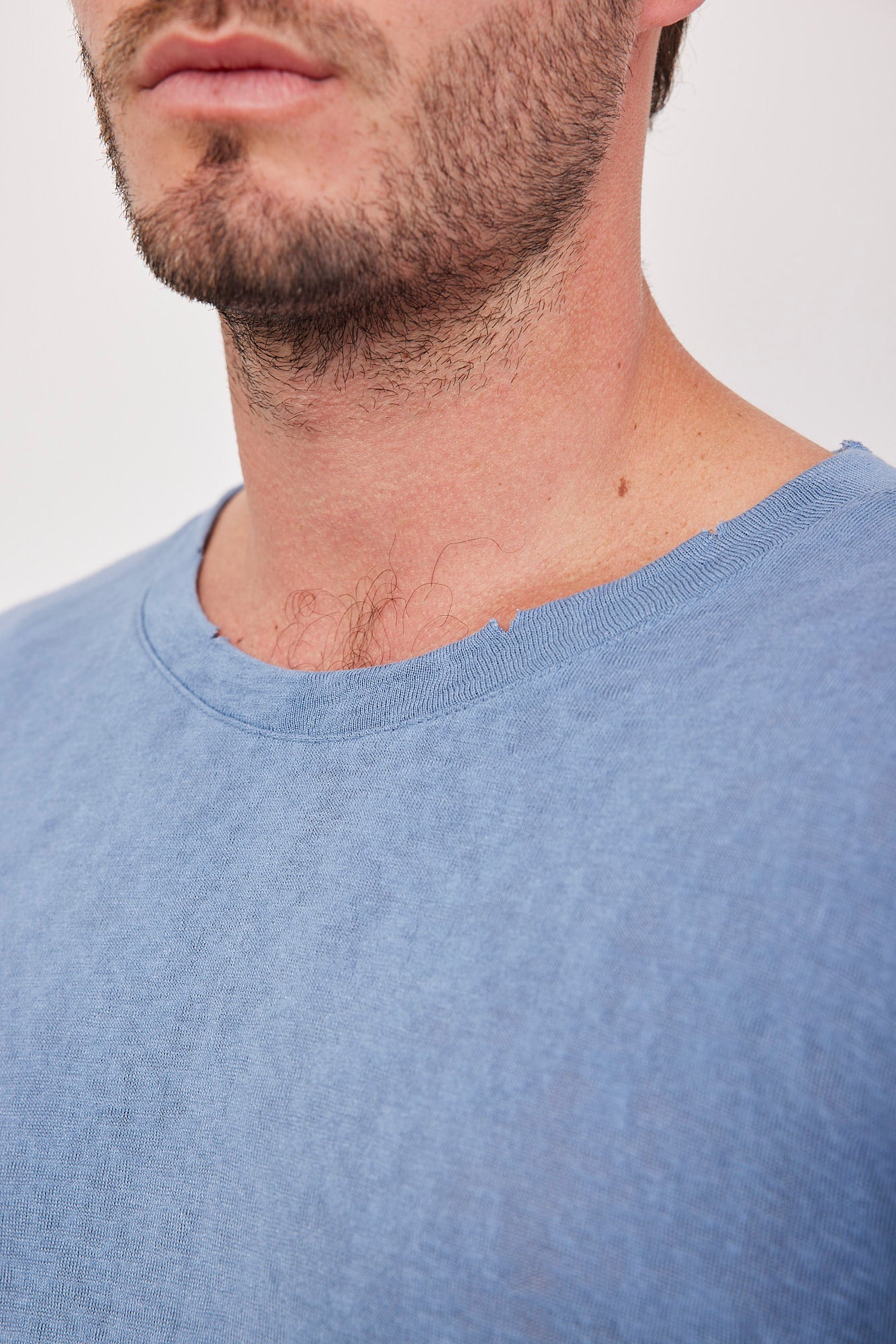 טי-שרט קרעים במראה פשתן