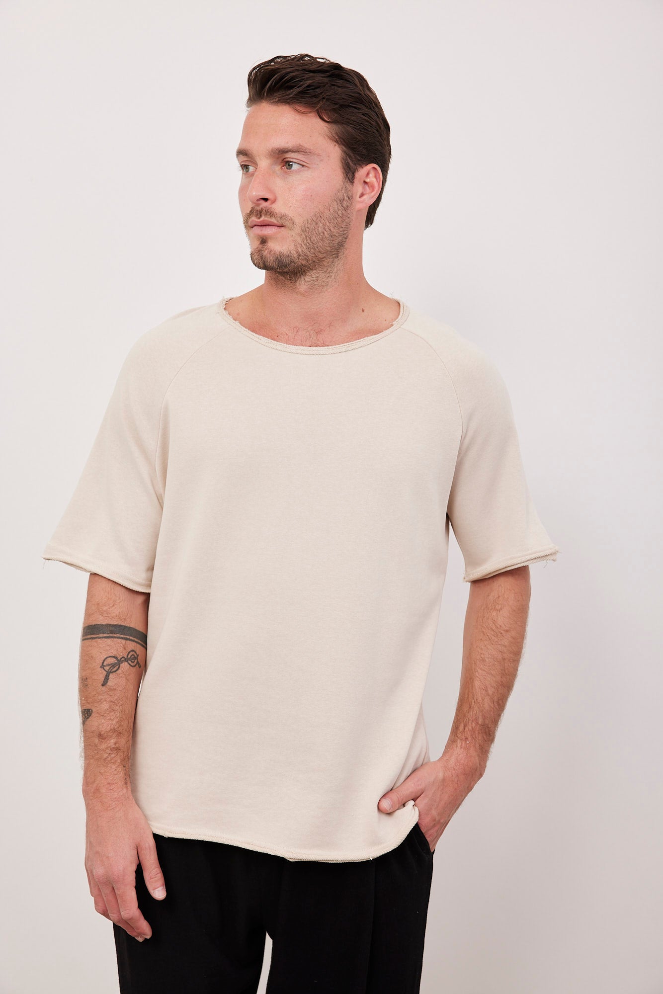 טי-שרט בסיומת גזורה