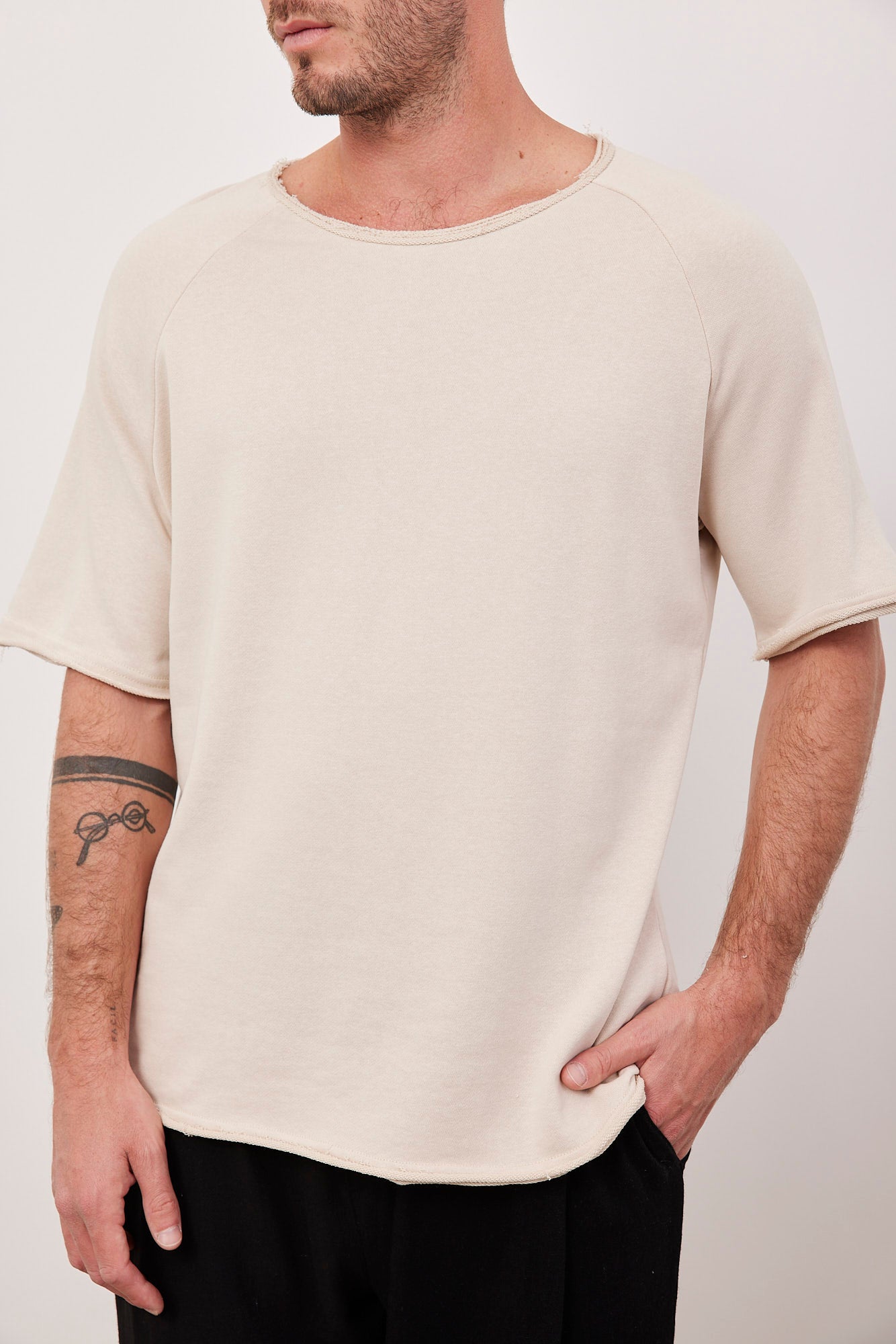 טי-שרט בסיומת גזורה