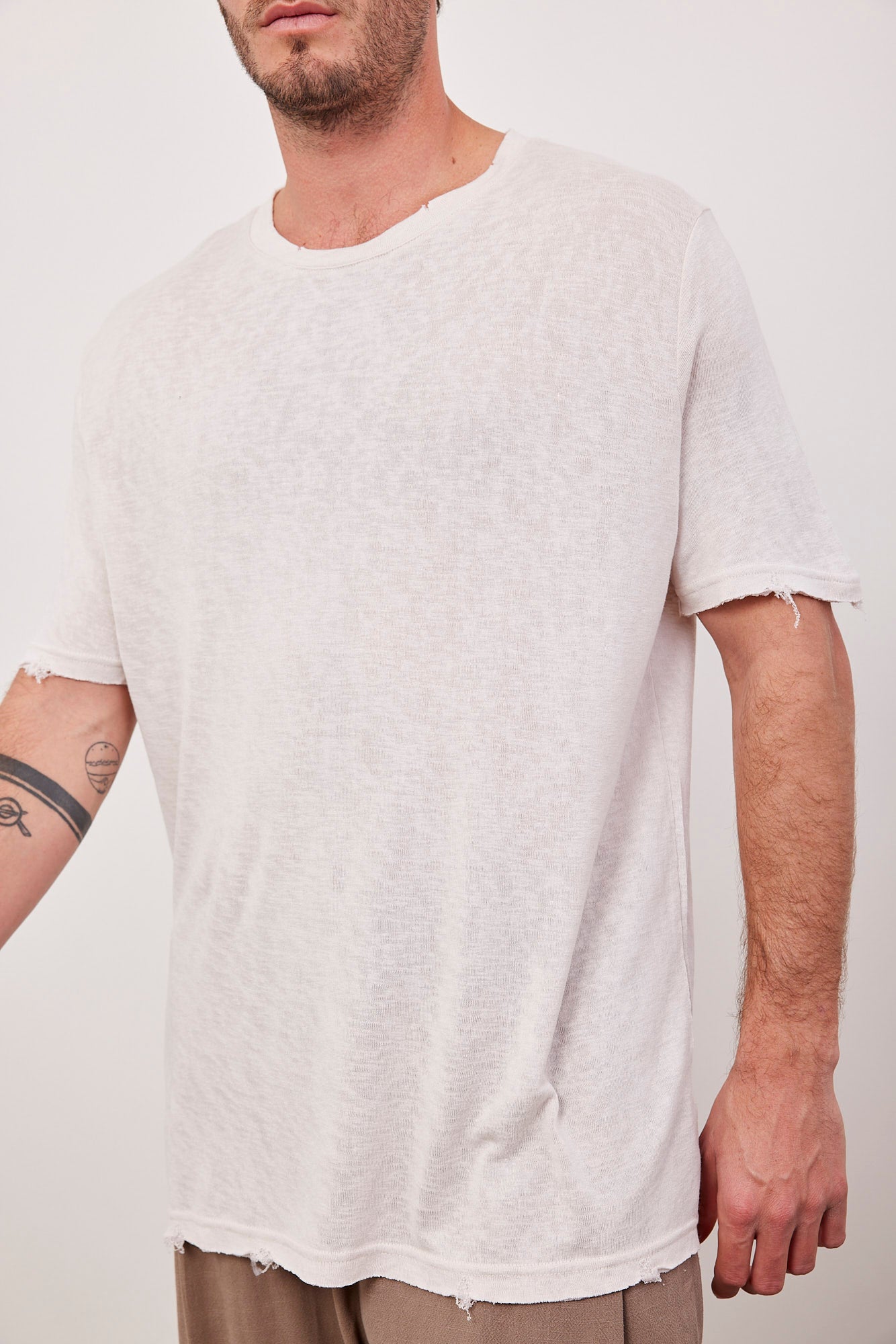 טי-שרט קרעים במראה פשתן
