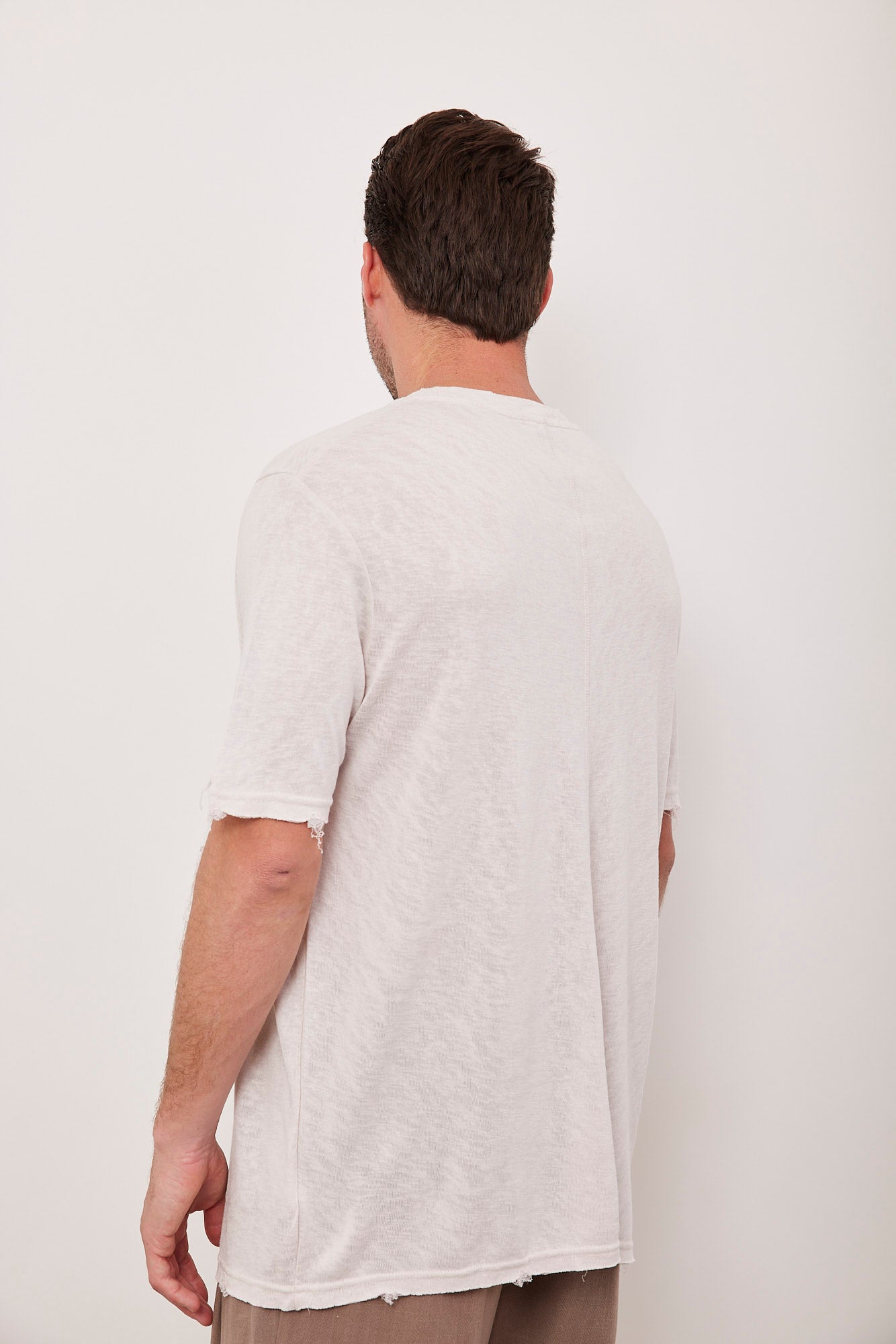 טי-שרט קרעים במראה פשתן